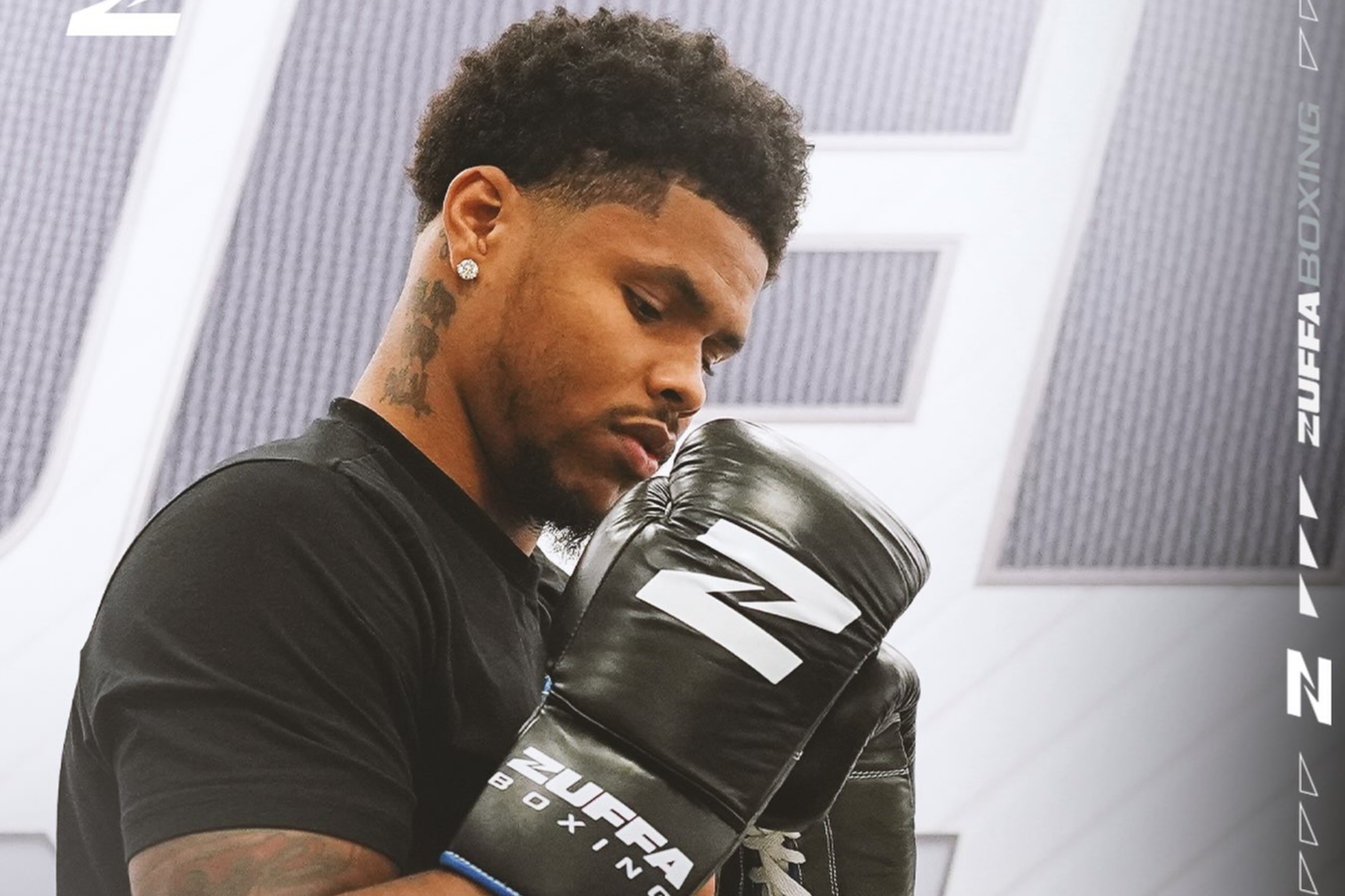 Shakur Stevenson con los guantes de Zuffa. Zuffa Boxing