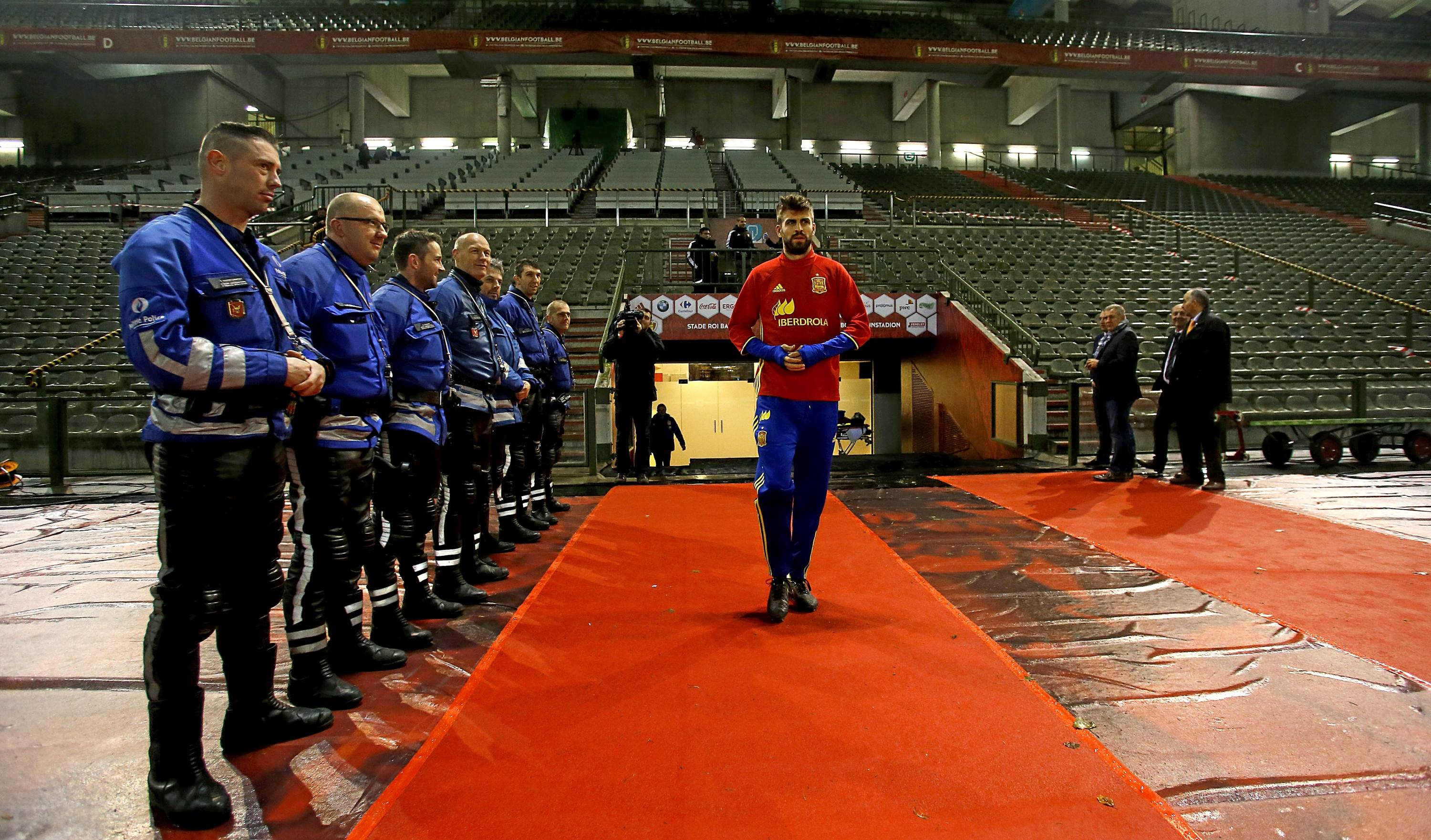 Piqué, al salir a entrenar en Heysel.