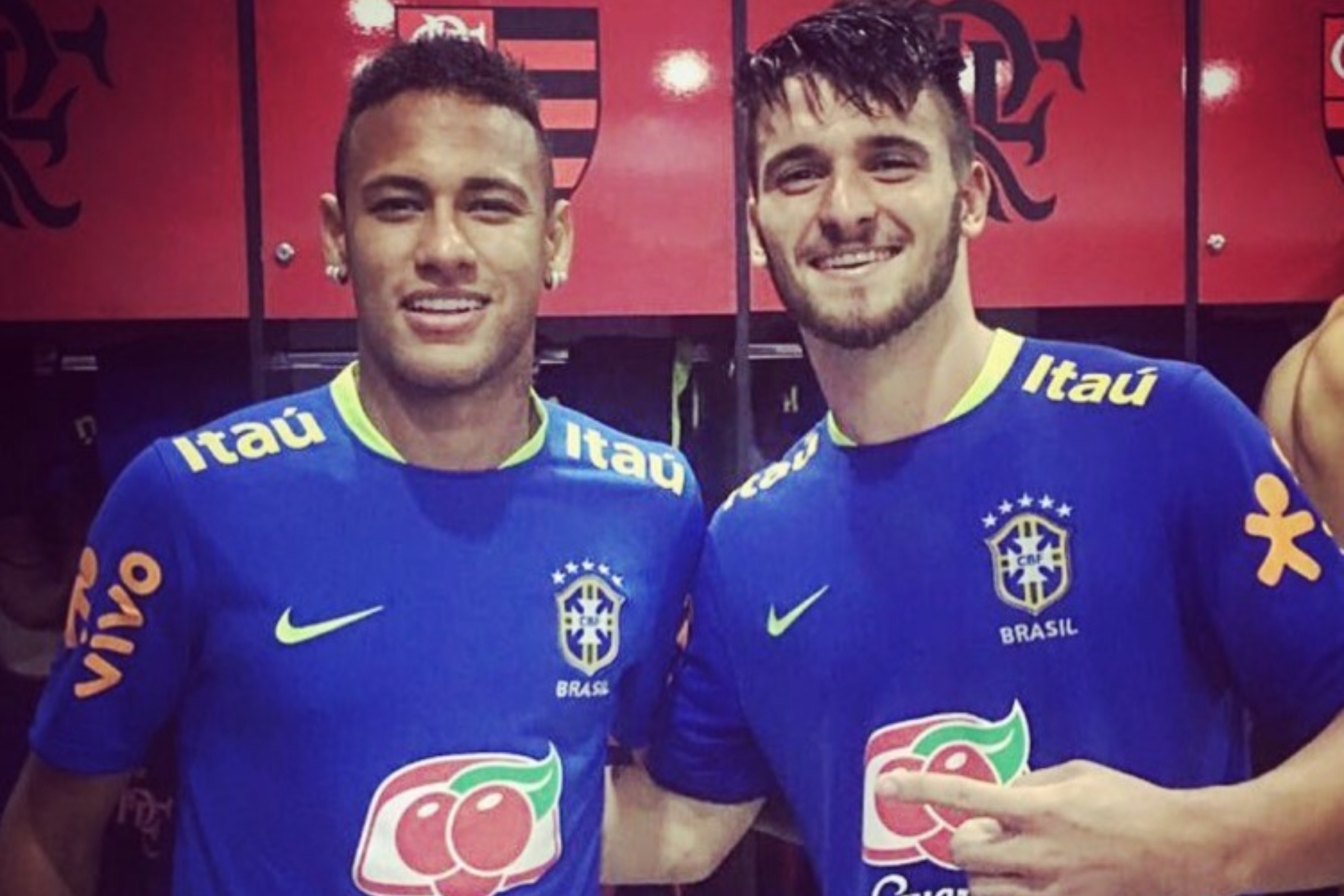 Neymar posa con Arthur Bonaldo en un partido de Brasil.