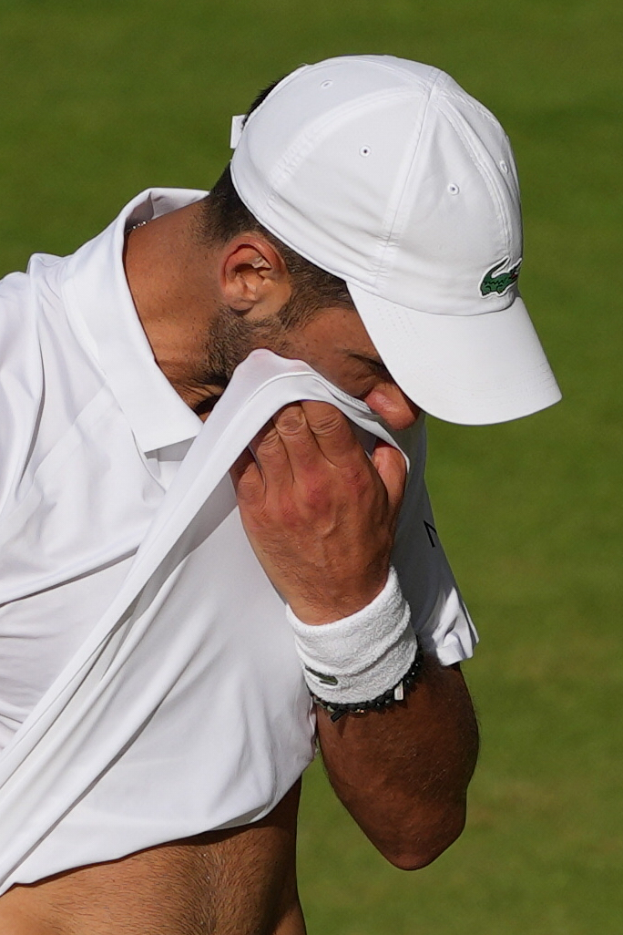 Djokovic se seca el sudor.