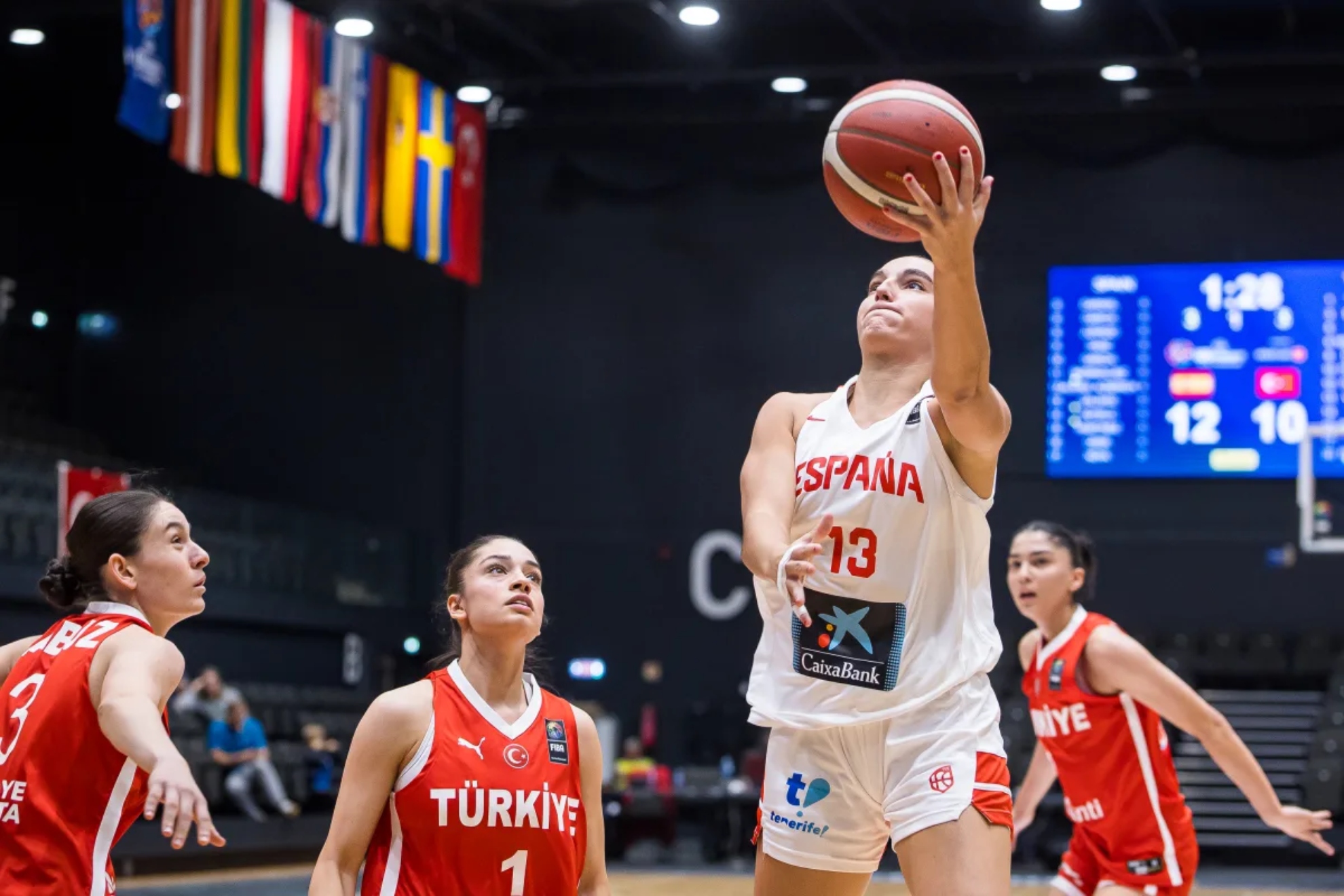 Paula Salinas realiza una entrada a canasta durante el partido ante Turquía. FIBA PHOTO