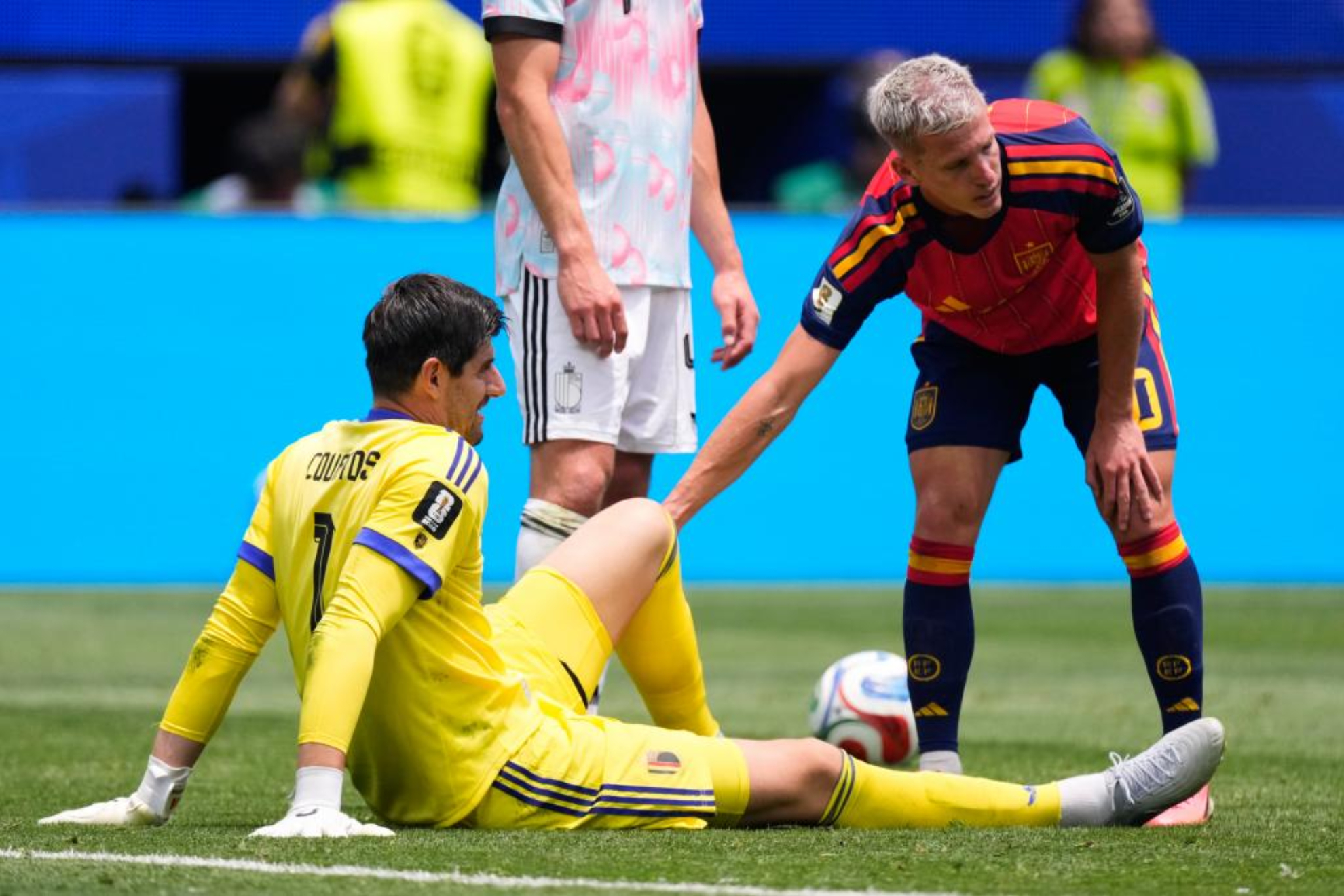 Courtois recibiendo atención médica