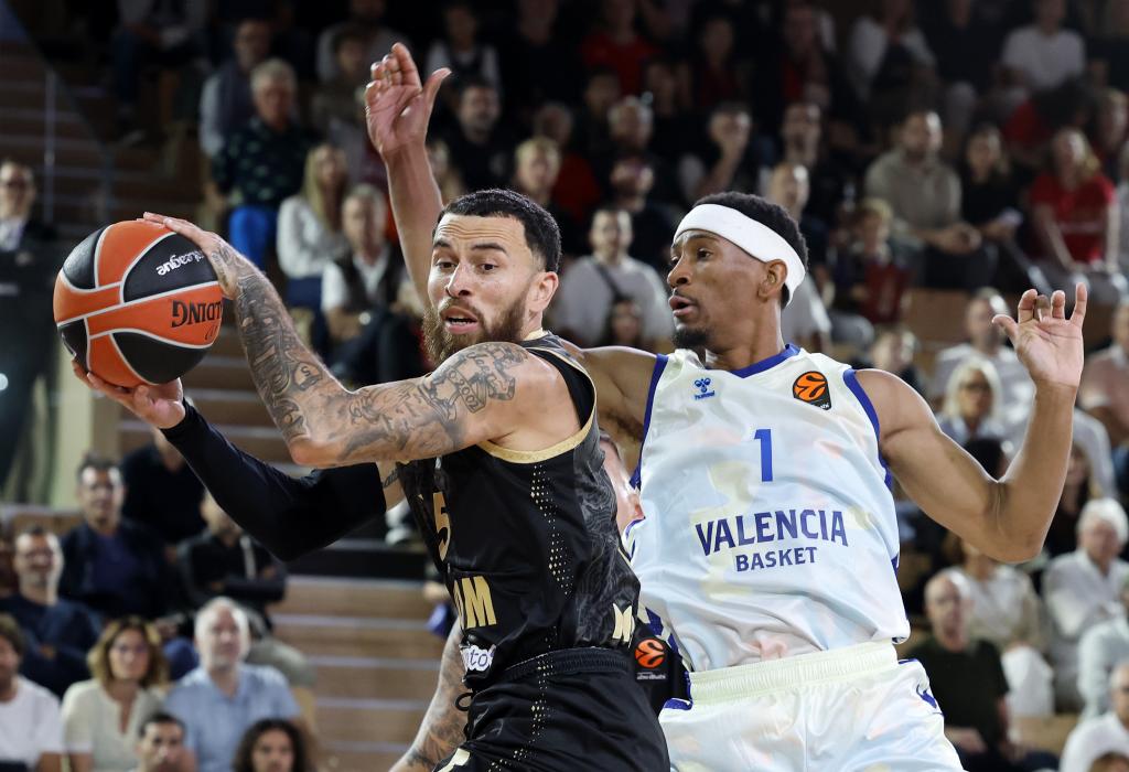 Mike James trata de jugar un balón ante Kameron Taylor. EFE.