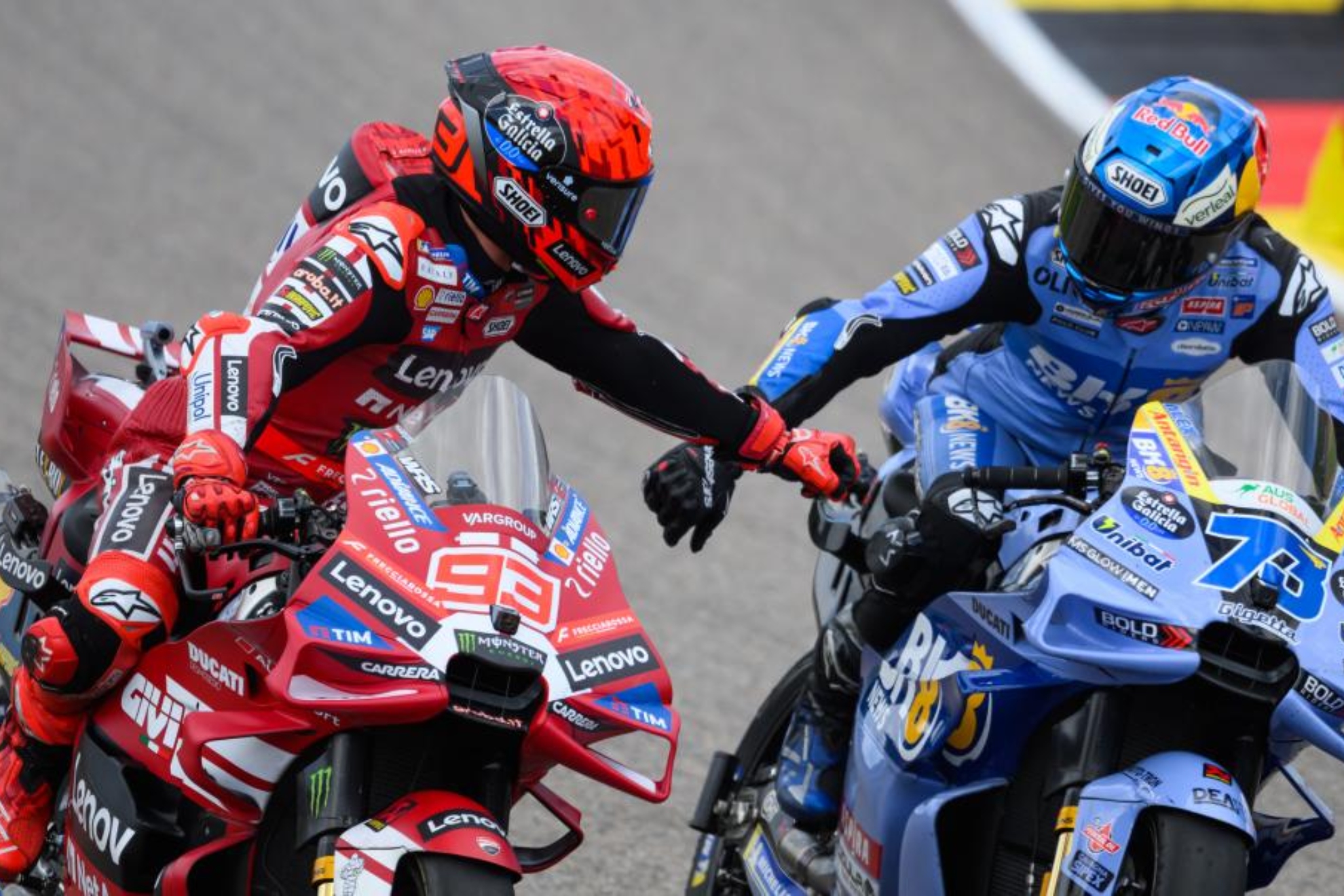 Marc Márquez saluda a Álex, tras ganar en Sachsenring.