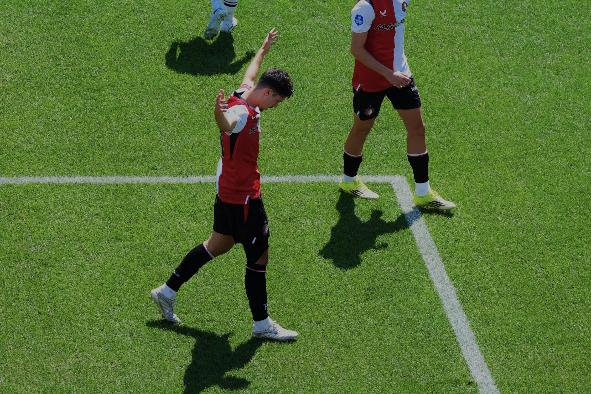 Shaqueel van Persie celebra su gol contra el Brujas
