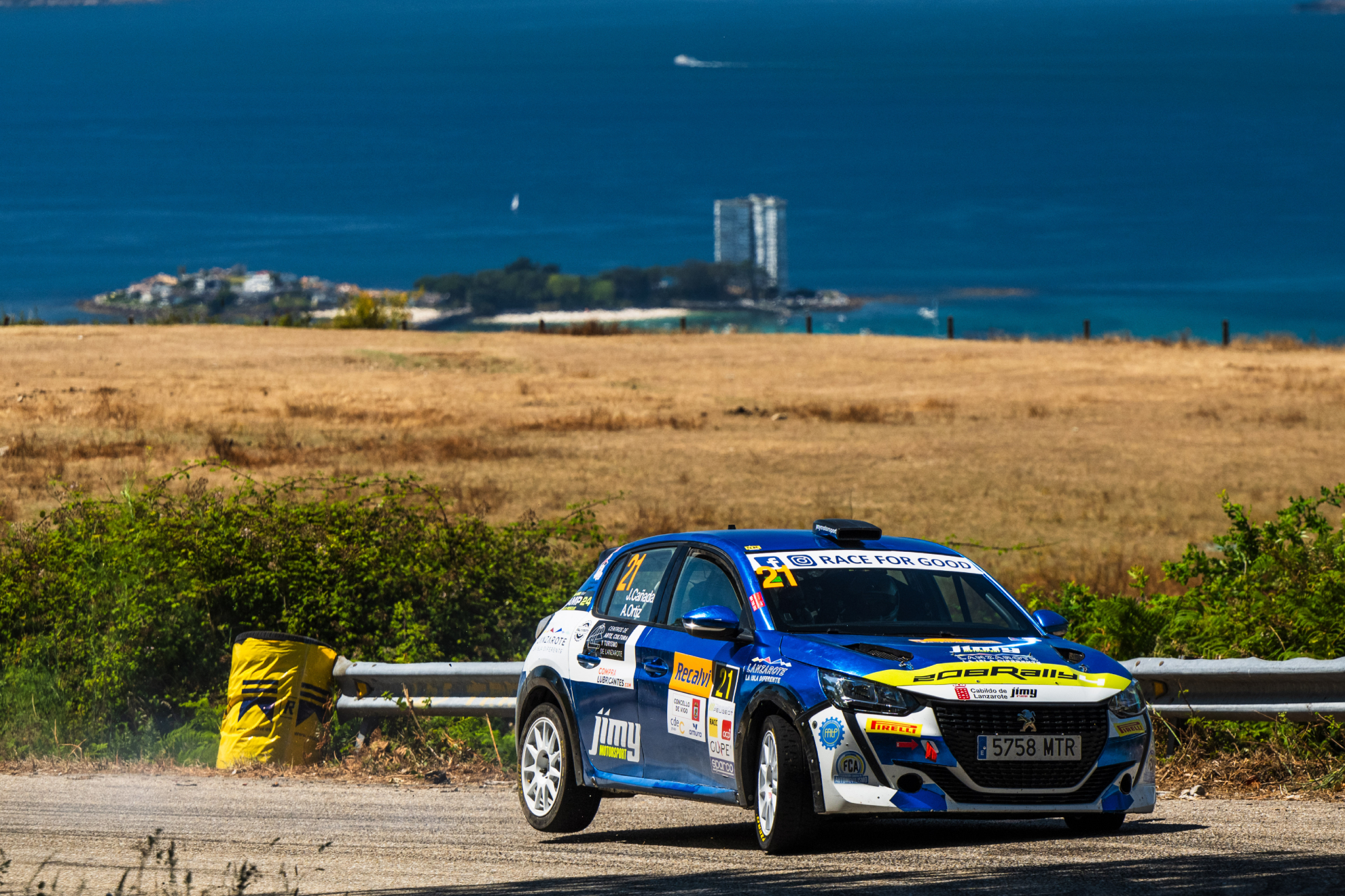 Javier Cañada por las Rías Baixas con su Peugeot. SHAKEDOWN MEDIA / DANNY GARCÍA