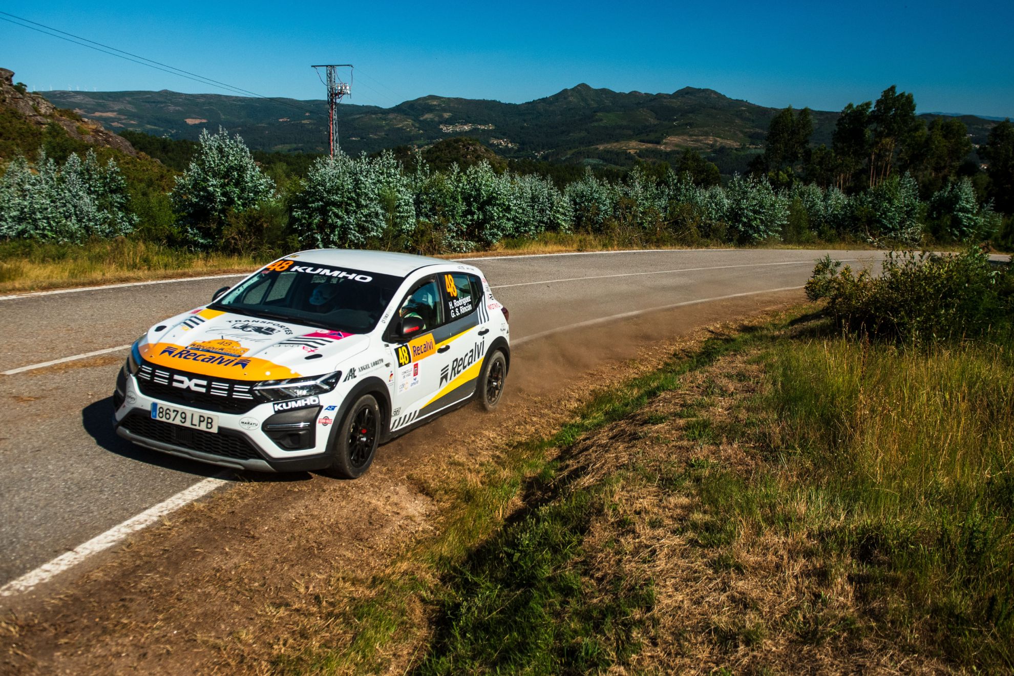 Hugo Rodríguez, al ataque con su Dacia Sandero Eco Cup. SHAKEDOWN MEDIA / DANNY GARCÍA