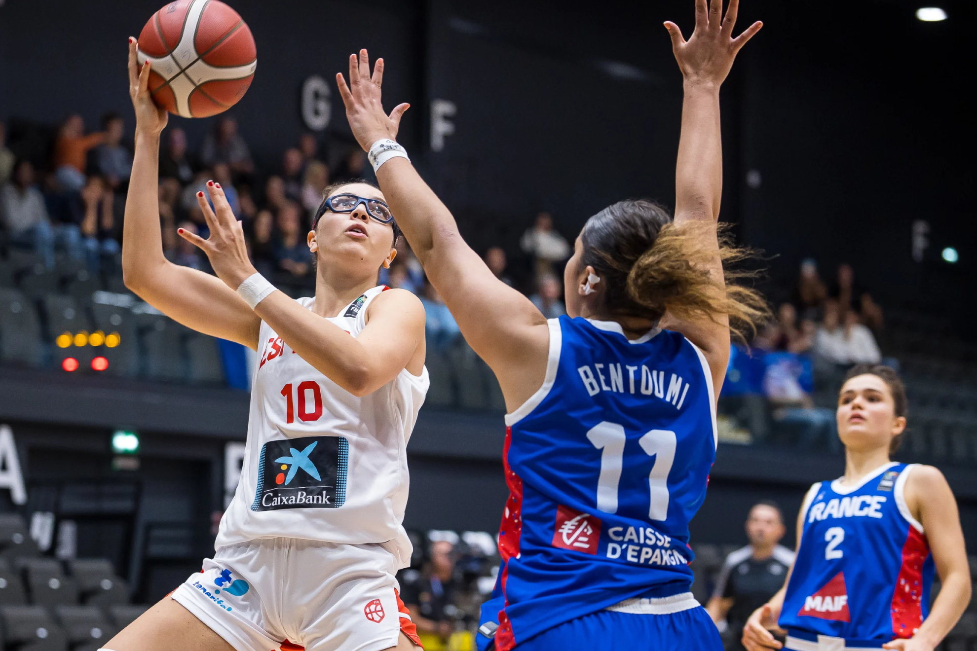 Inés García trata de lanzar a canasta. FIBA PHOTO.