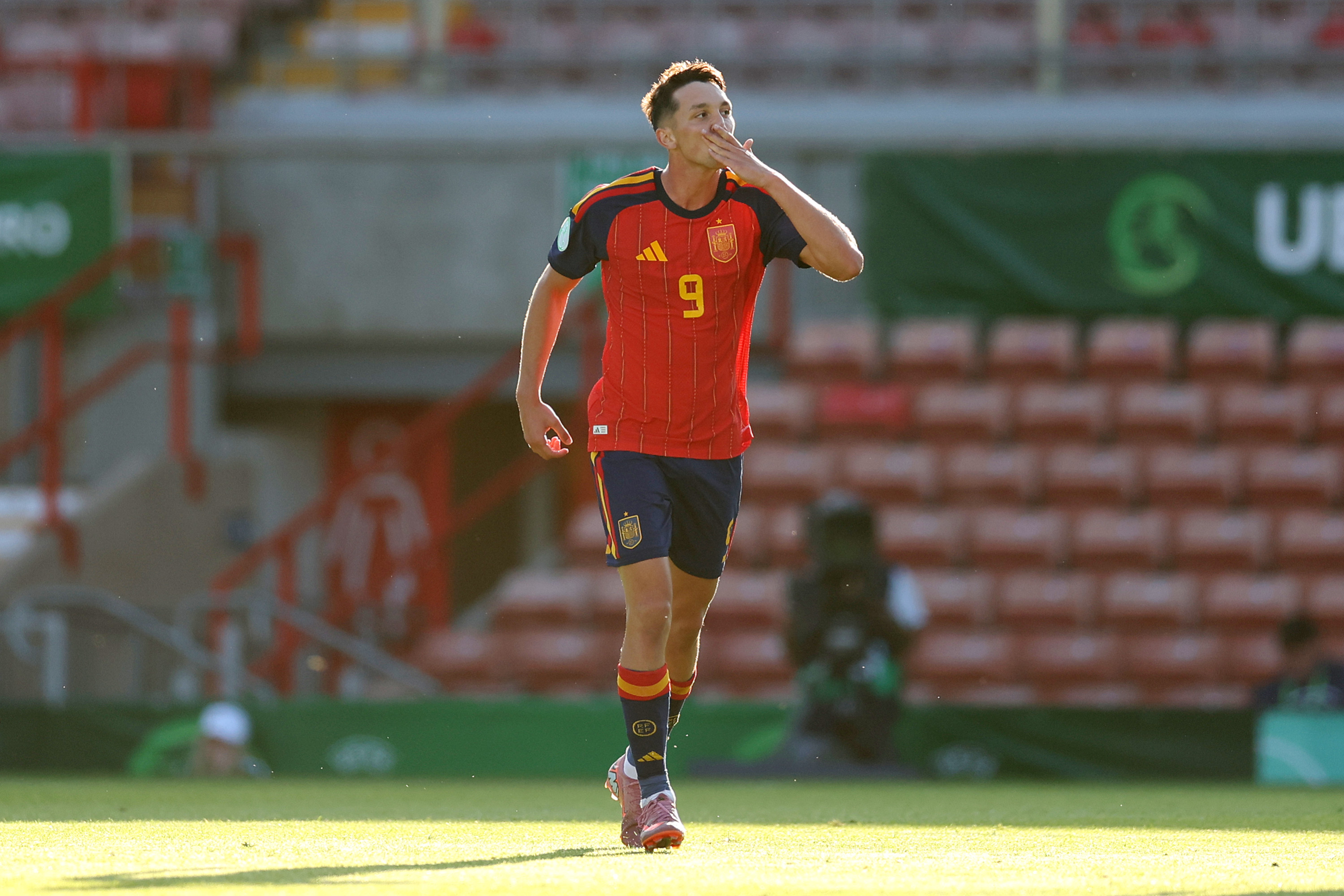 Hugo López celebrando el 1-0.
