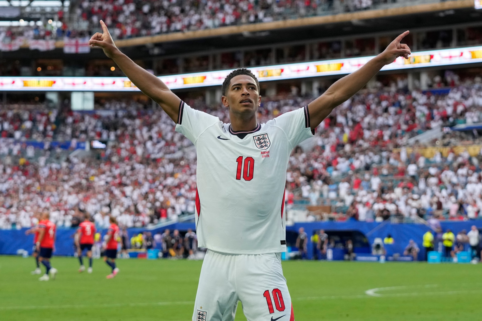 Bellingham celebra su segundo gol a Noruega.