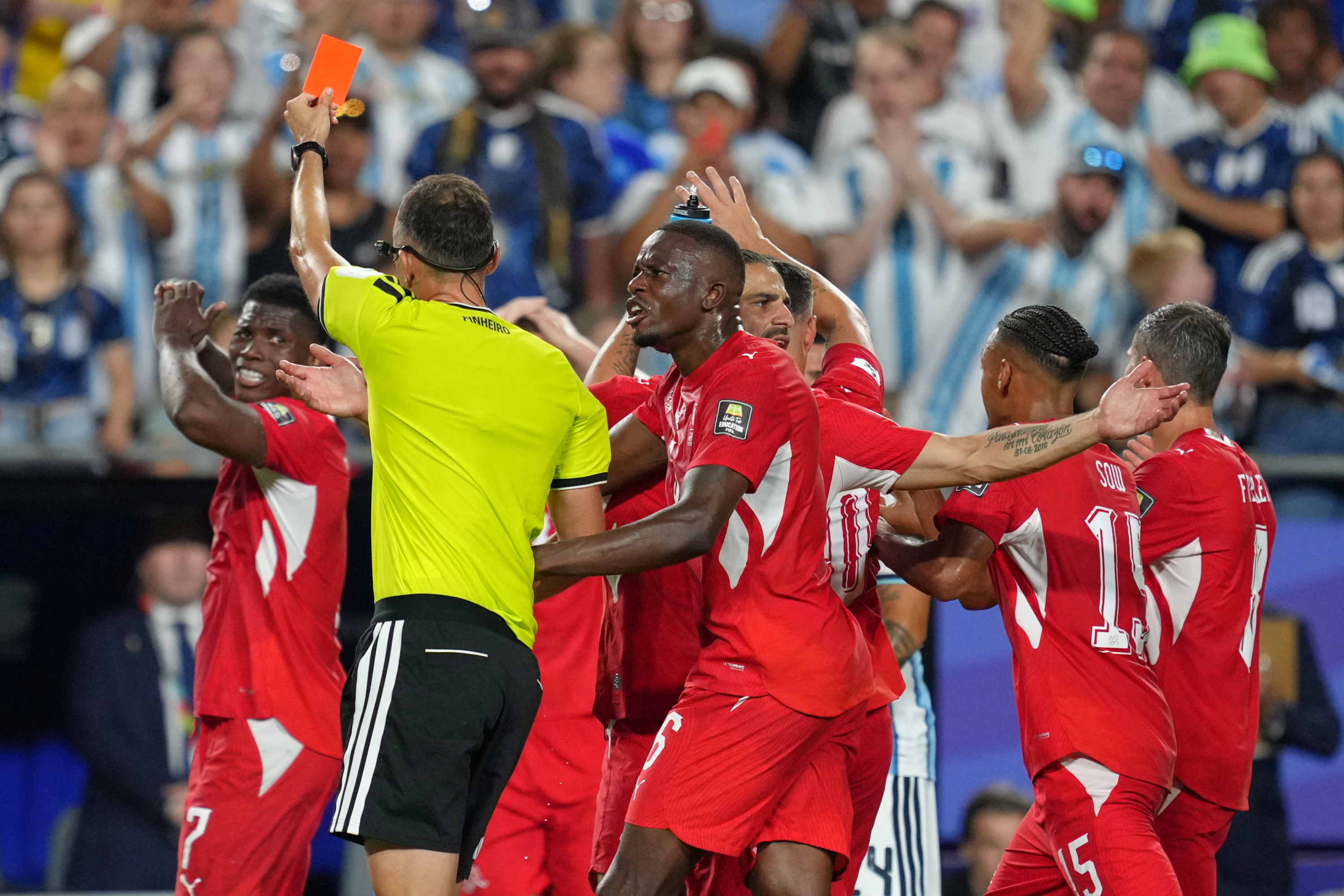 El momento de la expulsión de Embolo.