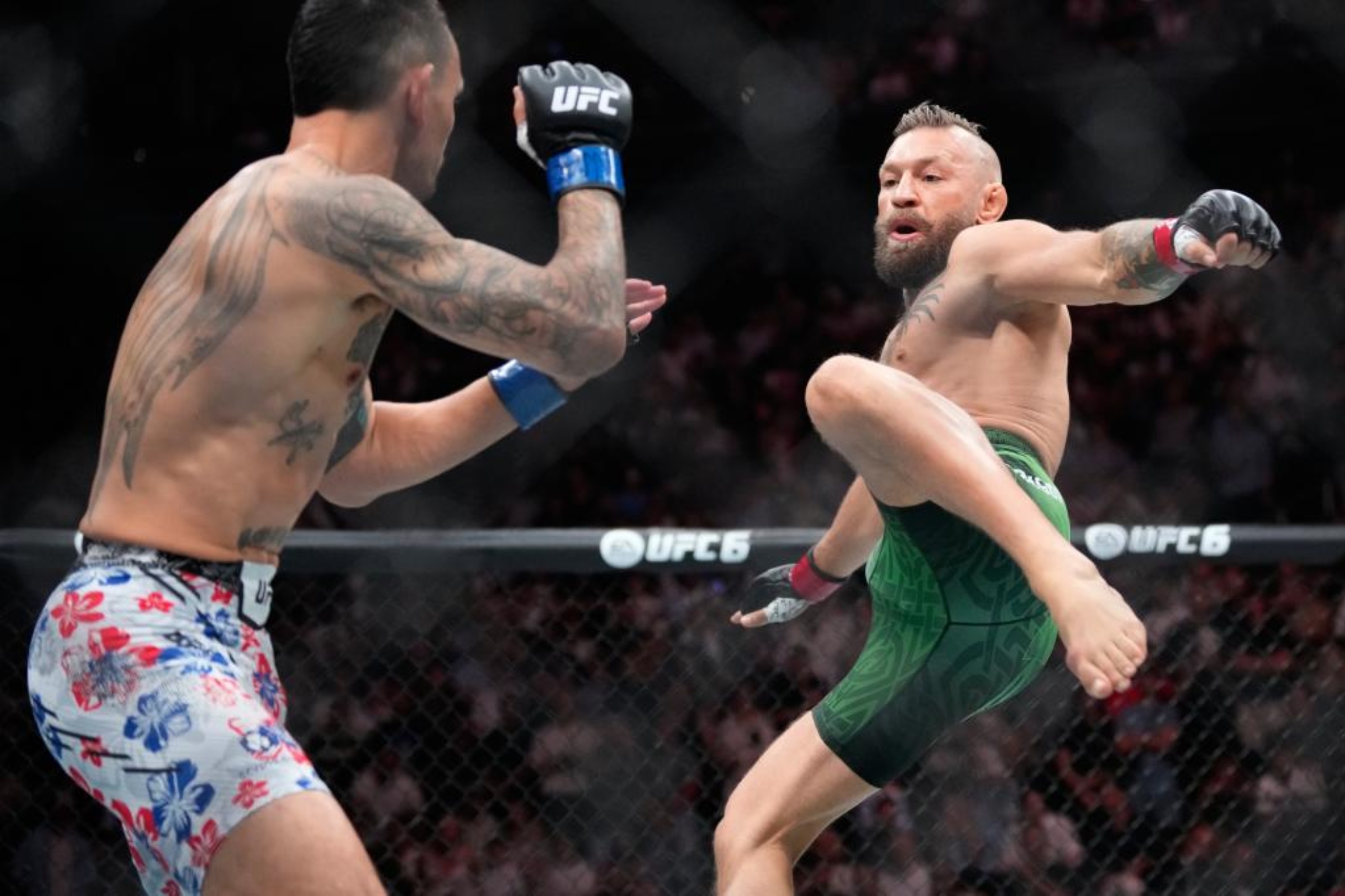 Conor McGregor durante su combate con Holloway en el UFC 329