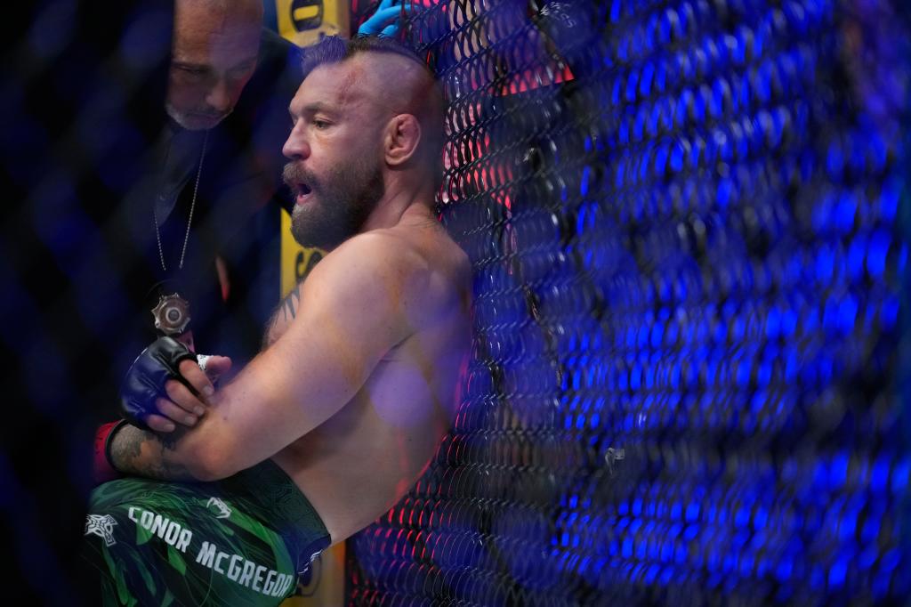 Conor McGregor tras volver a lesionarse de la pierna.