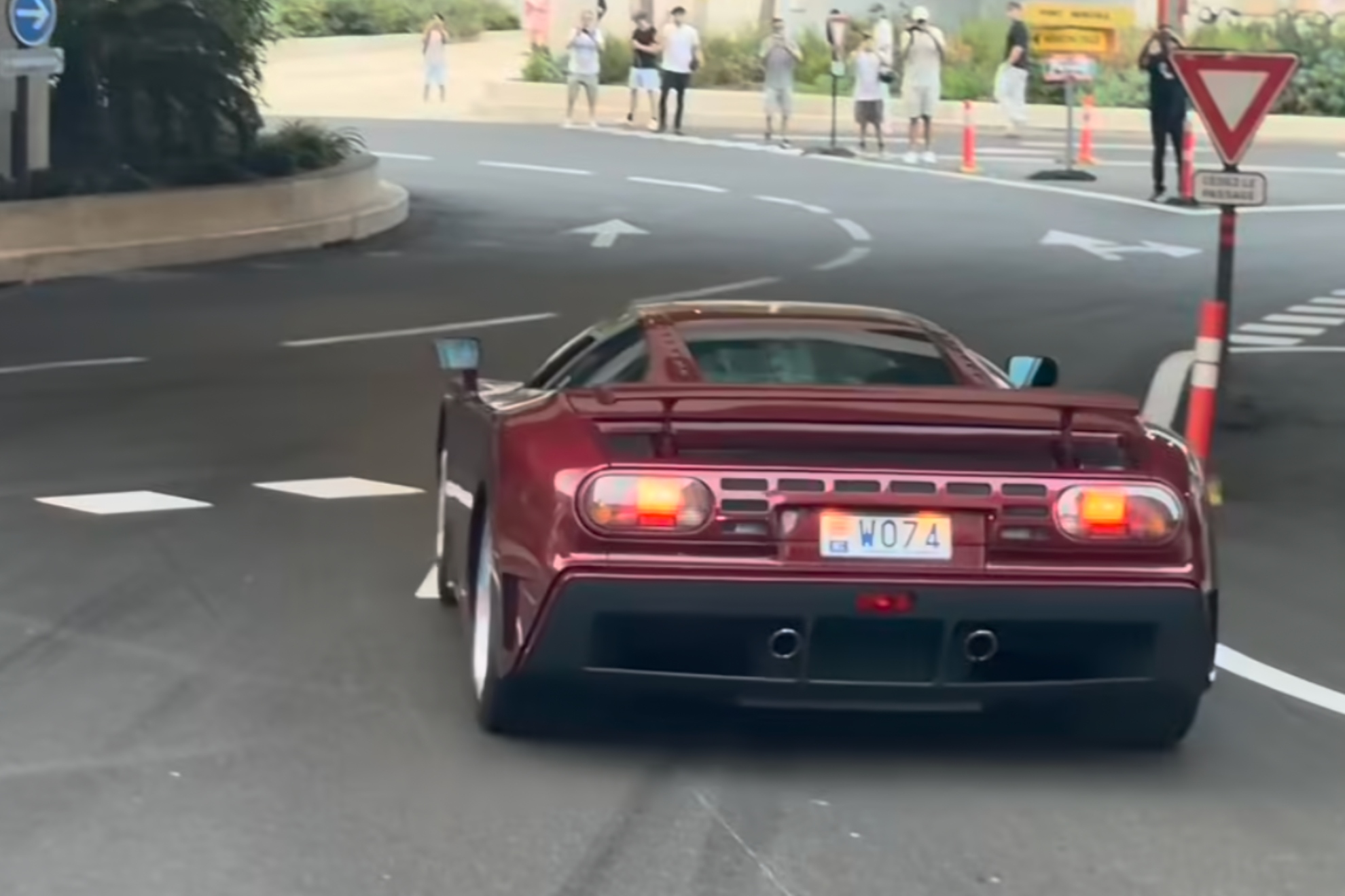 El EB110 GT es un deportivo con motor V12 y 560 caballos de potencia.&nbsp;