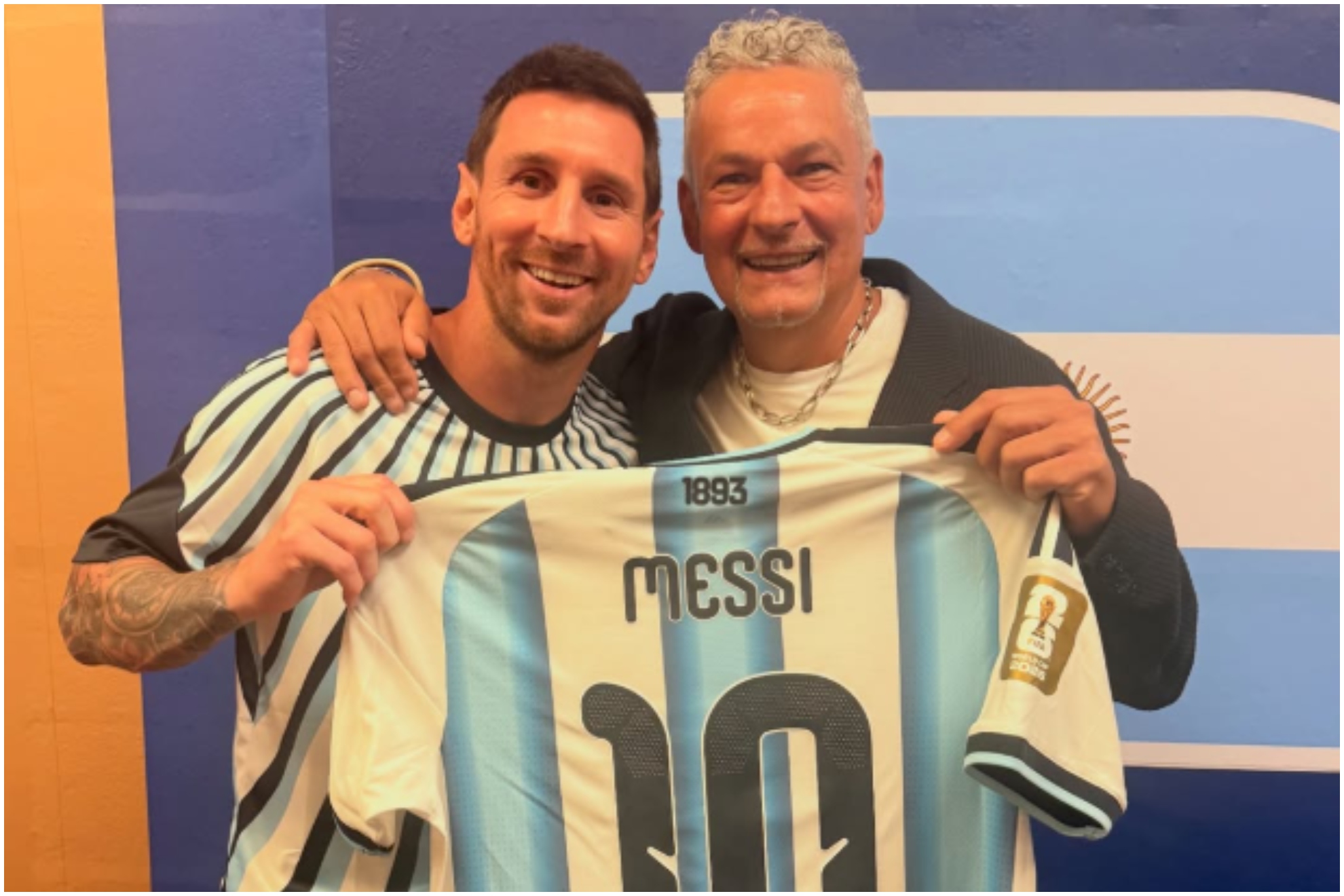 Messi posa con la camiseta de Argentina junto a Baggio.