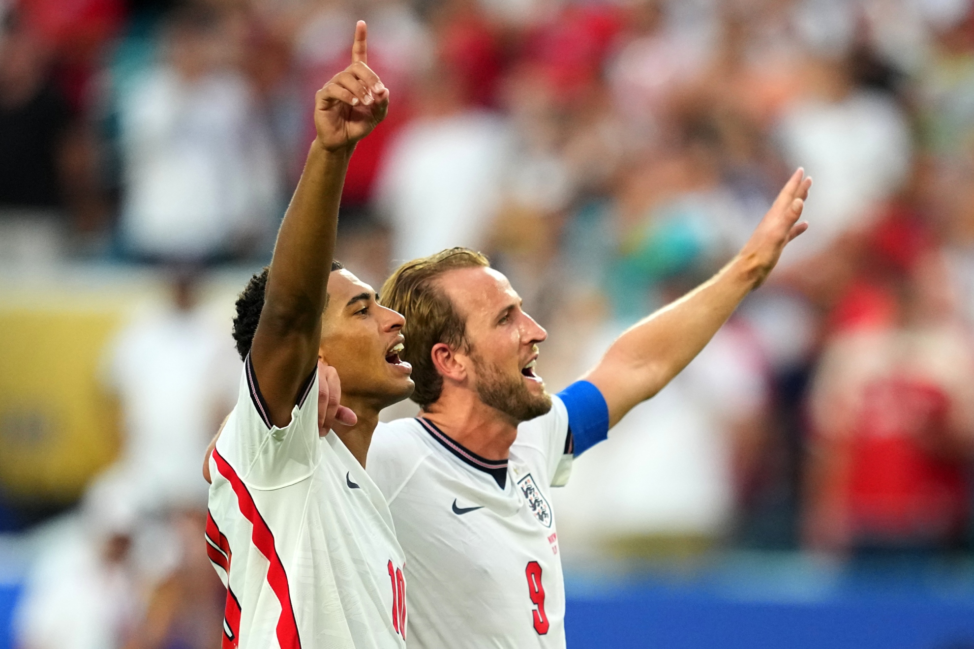 Bellingham y Kane celebran el triunfo de Inglaterra.