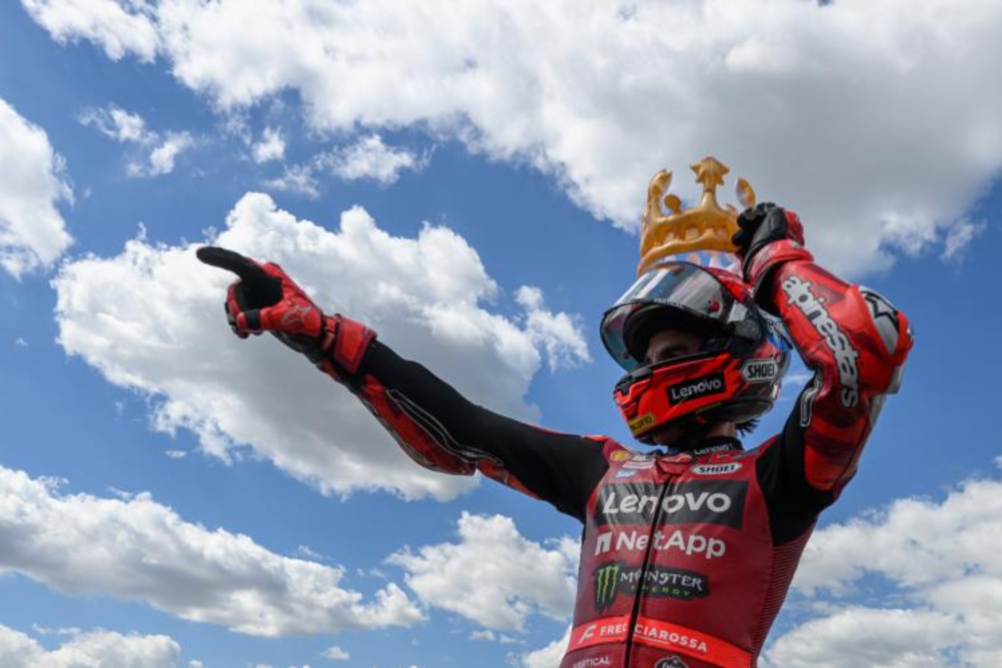 Marc Márquez, con una corona que le dio una fan.