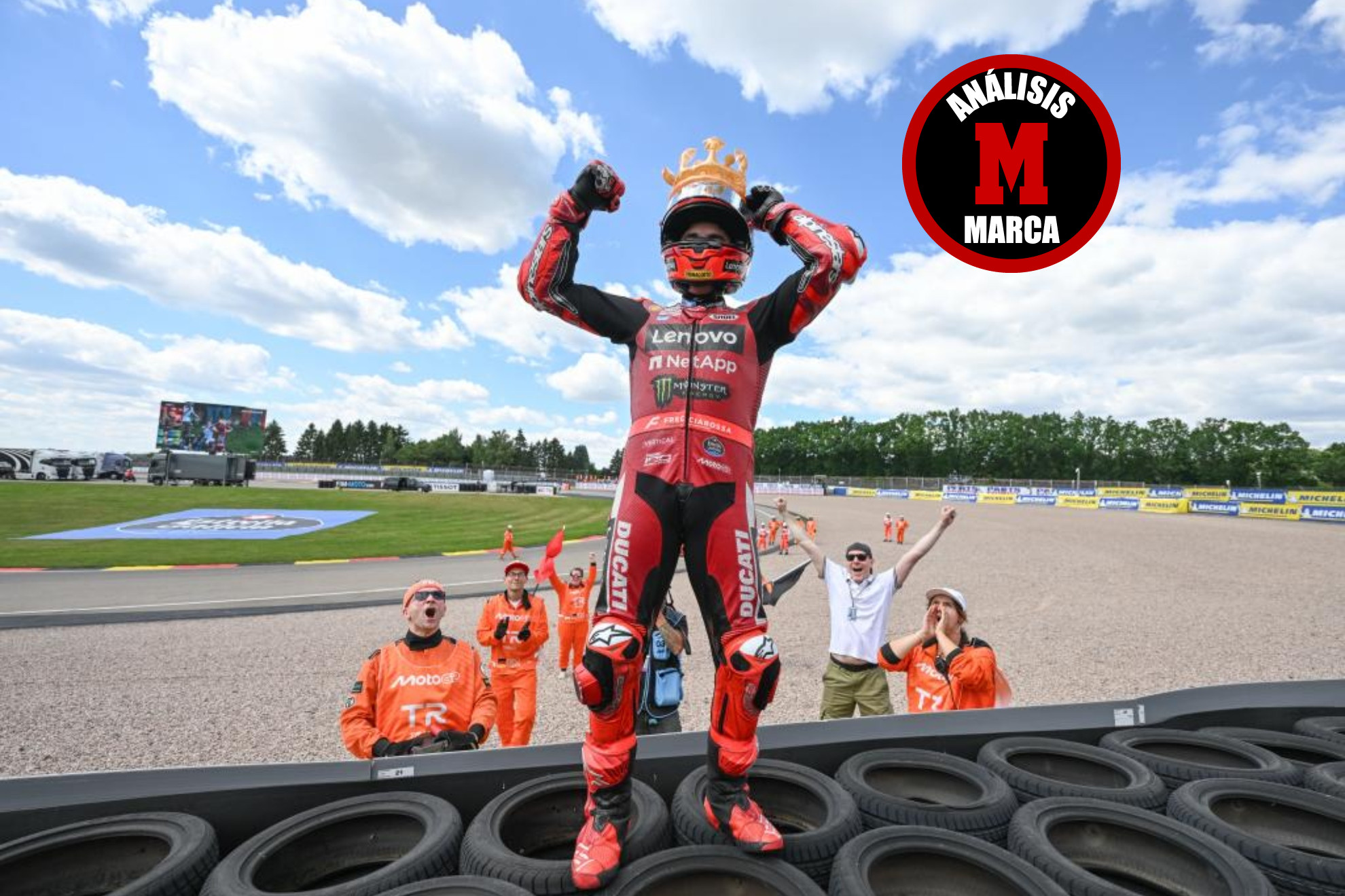 Marc Márquez, en Sachsenring, con una corona que le dieron. LAPRESSE