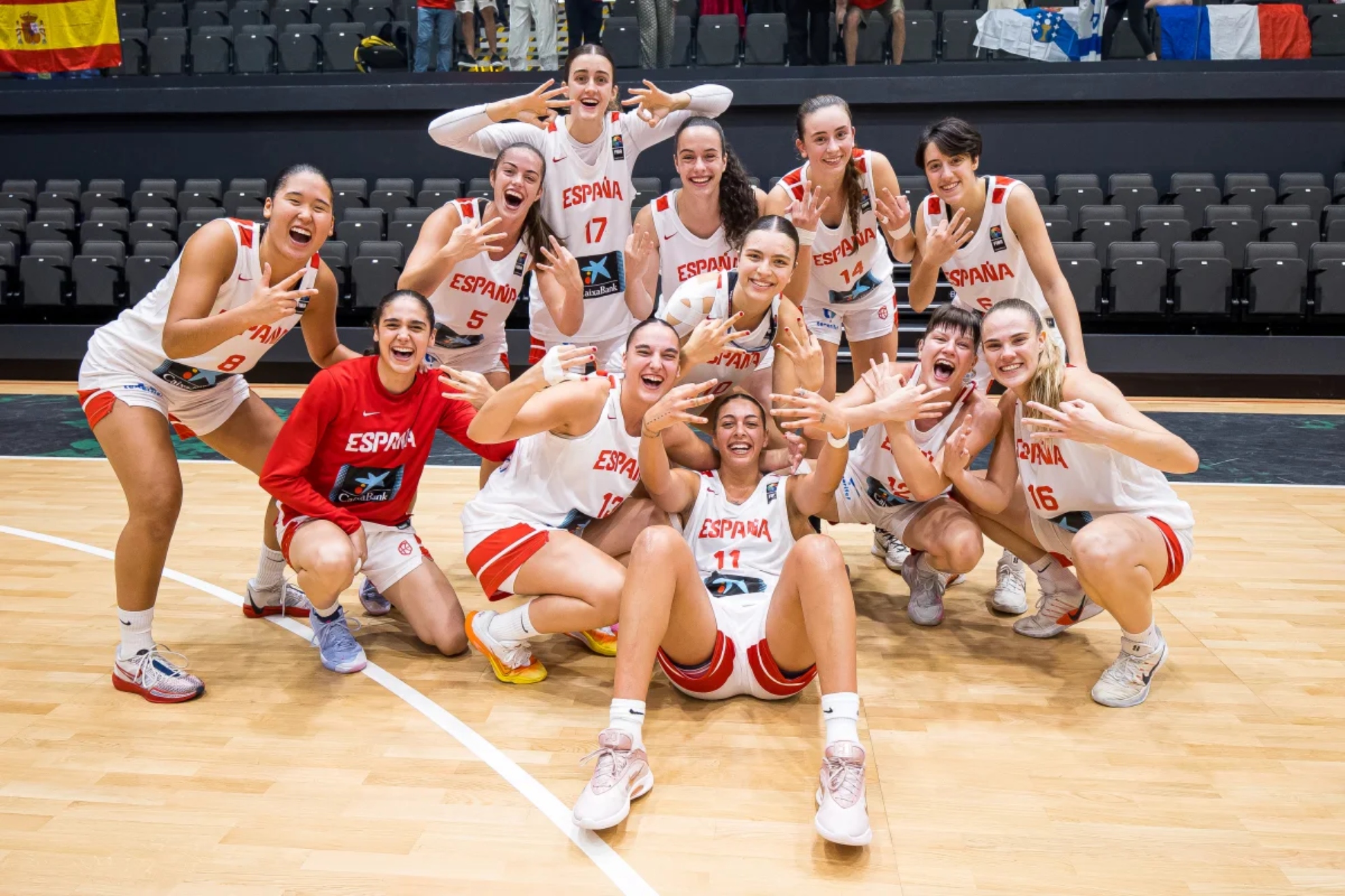 Las jugadoras de la selección española celebran tras conseguir la medalla de bronce en el Eurobasket U20.
