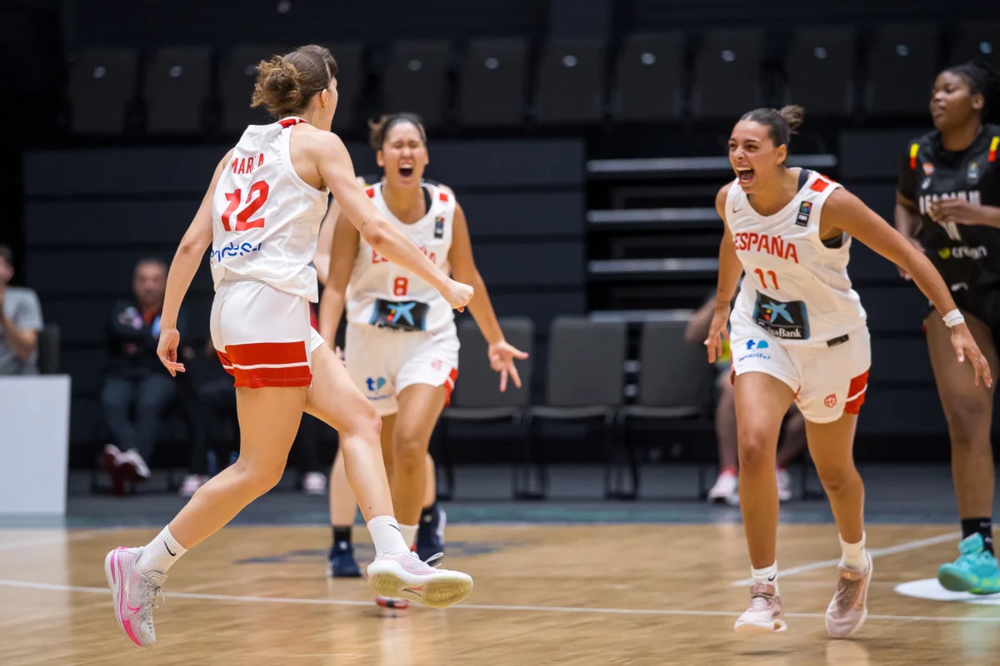 Marta Alsina, Anais Rodríguez y Mireia Jurado celebran una acción.