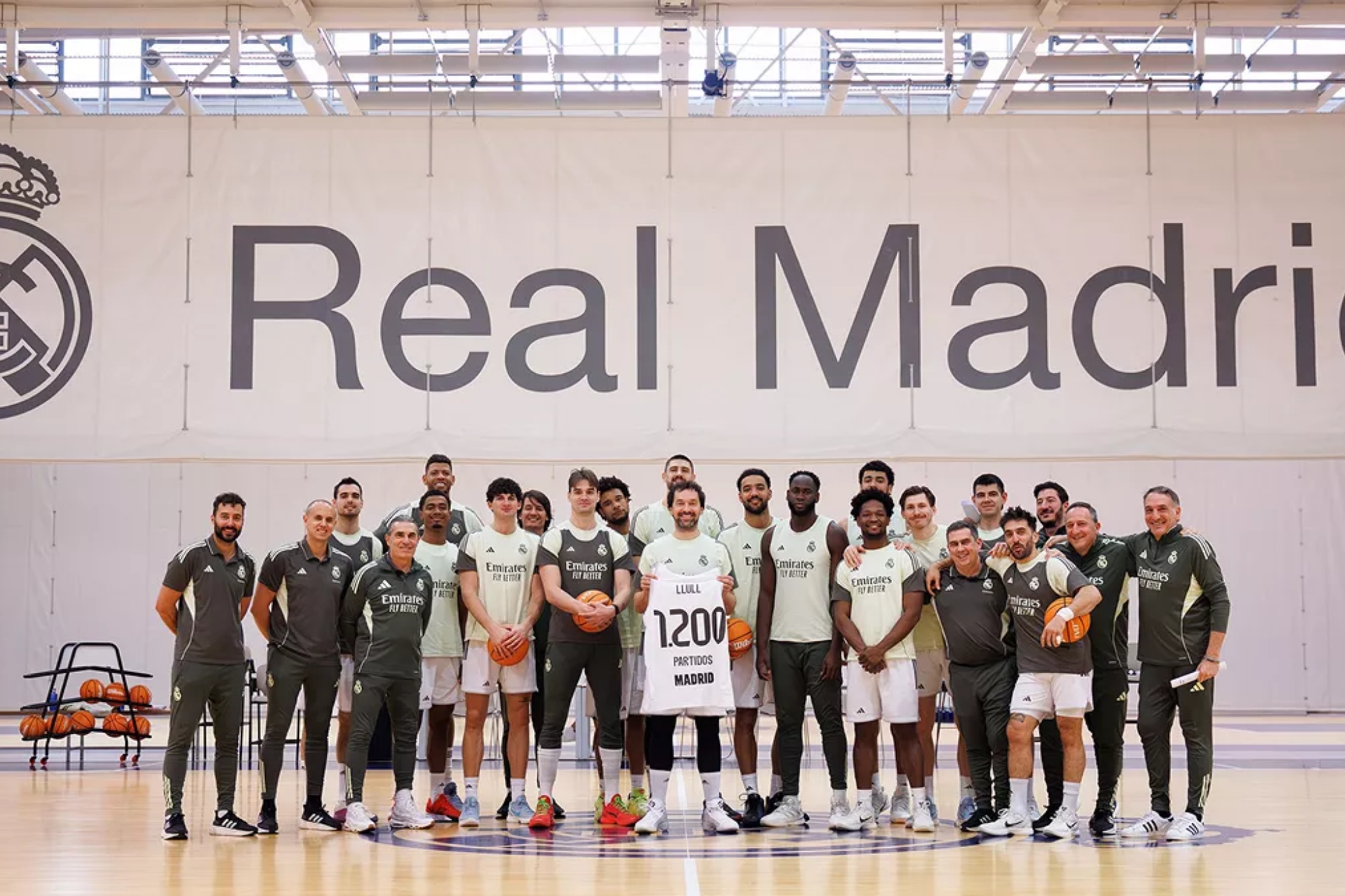 Sergio Llull, homenajeado por el resto de sus compañeros cuando alcanzó los 1200 partidos con el club blanco en enero de este 2026.