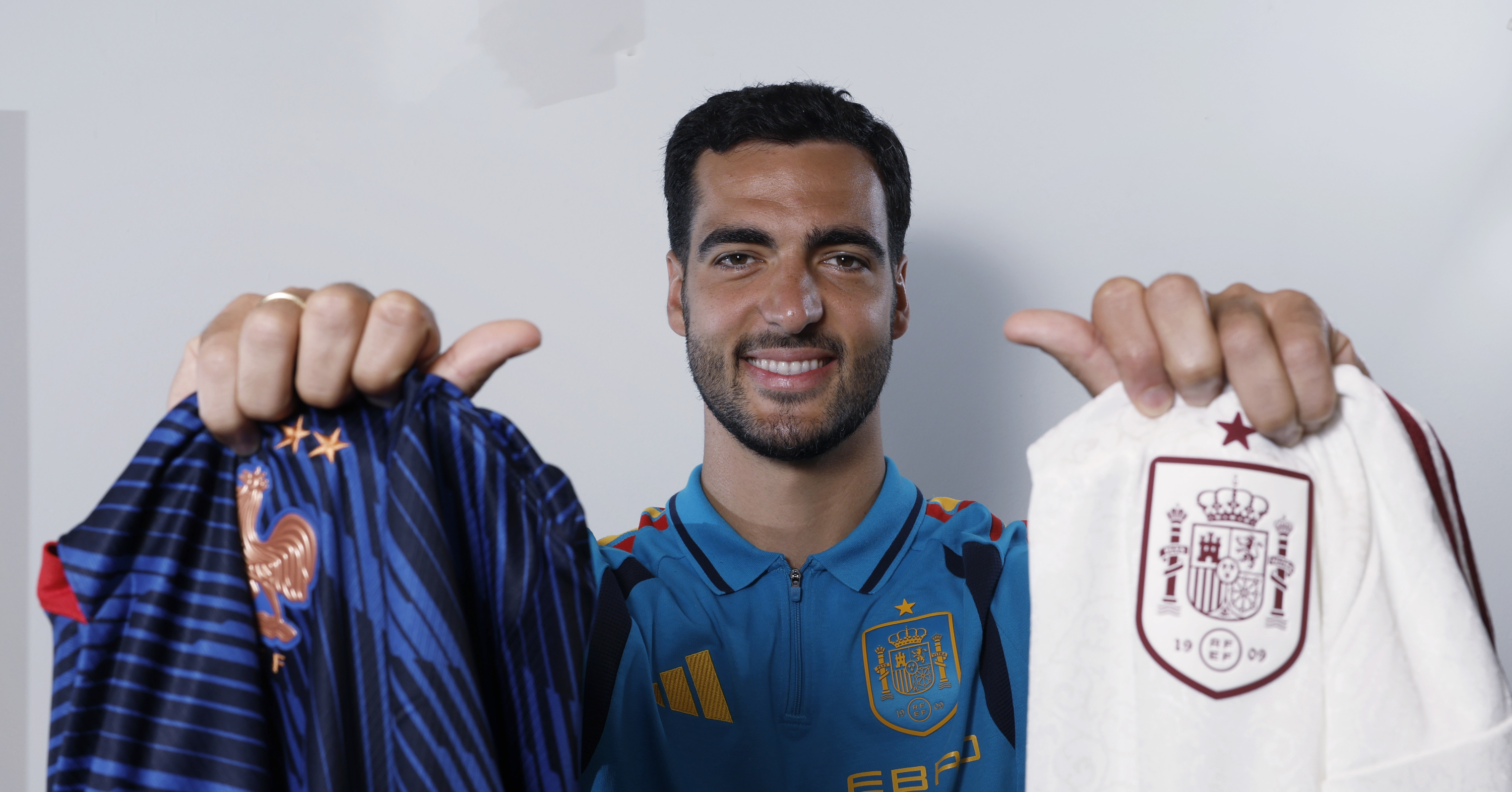 Mikel Merino, con las camisetas de Francia y España.