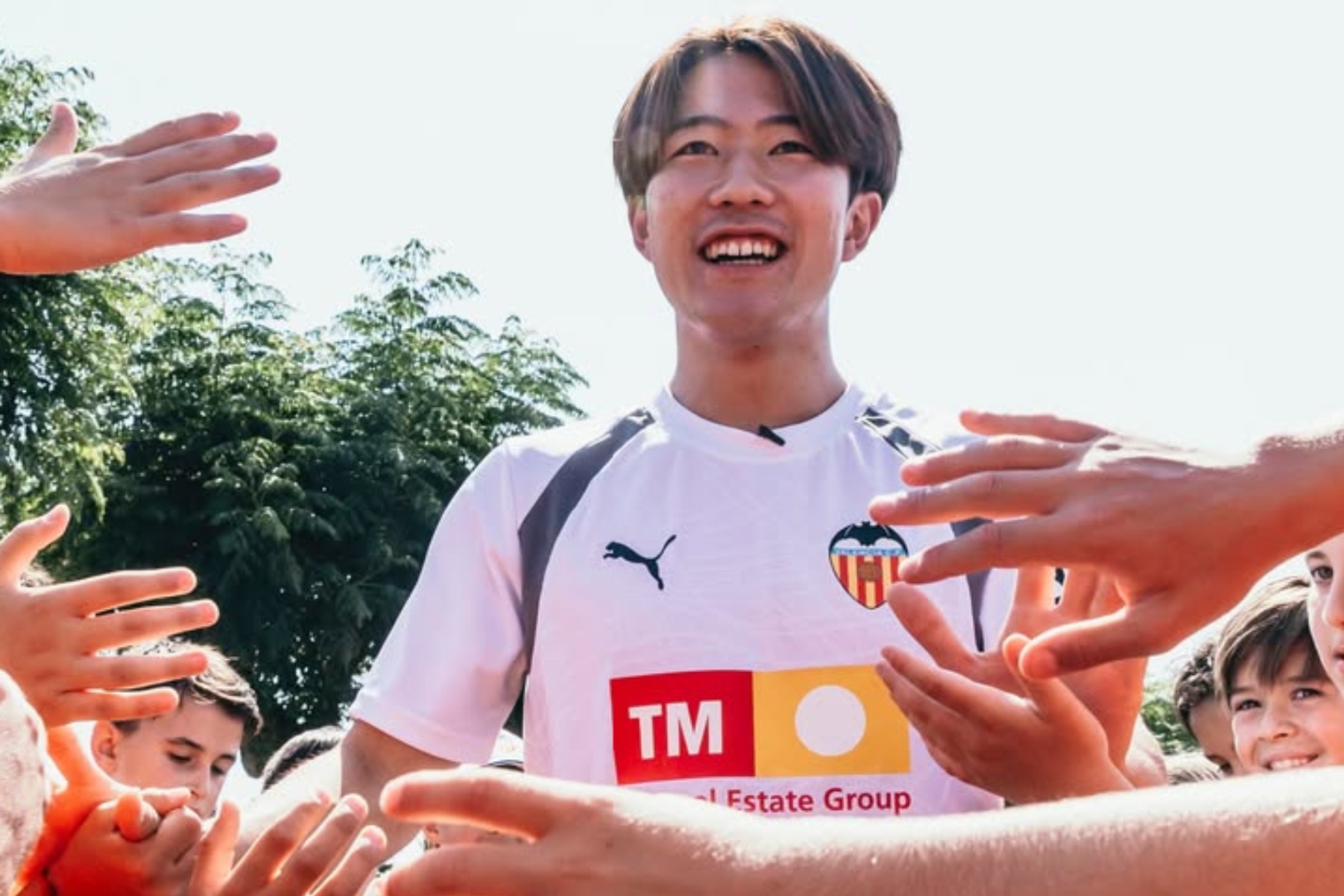 Ryu Sato en el campus del Valencia con los más jóvenes.