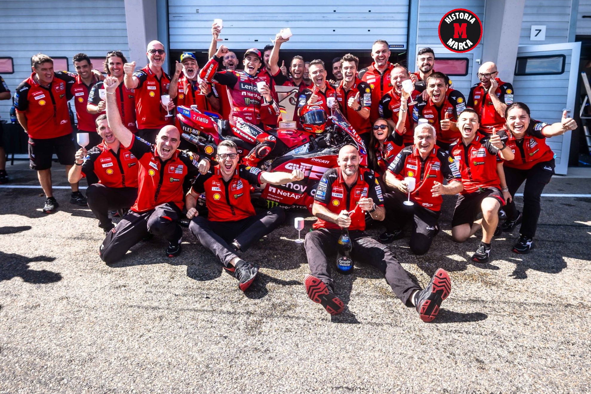 Grassilli, con la gorra de Michelin, junto a Marc Márquez y todo Ducati. DUCATI