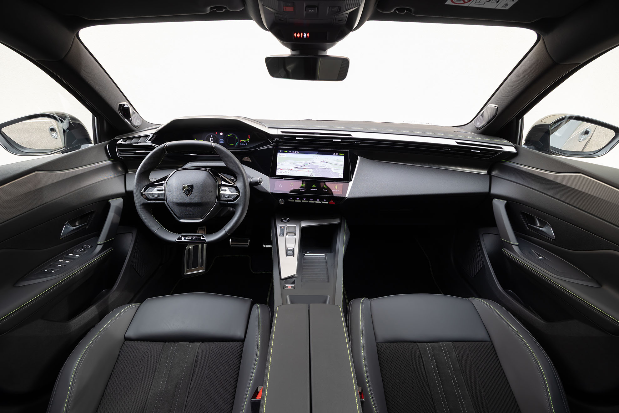 El puesto de mandos cuenta con el i-cockpit.