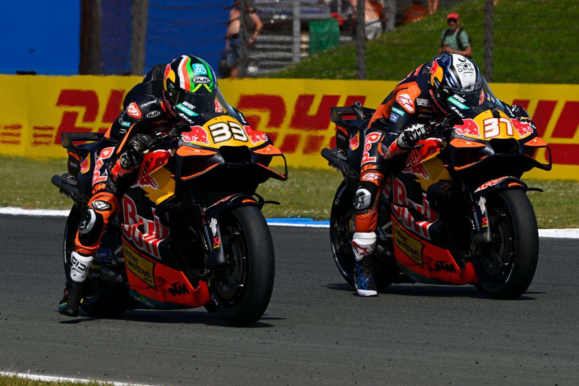 Pedro Acosta y Brad Binder ensayan la salida en 'La Catedral'. RED BULL