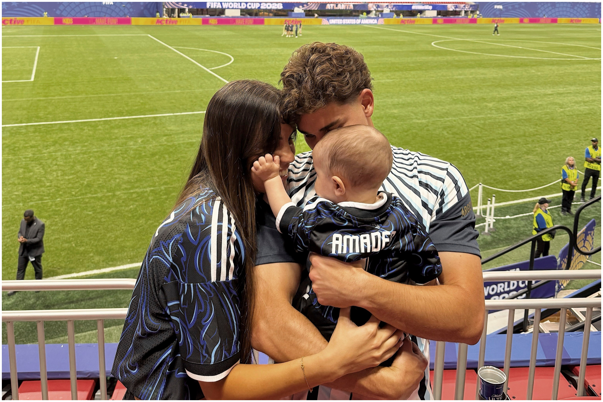 Julián, con su pareja y su hijo.