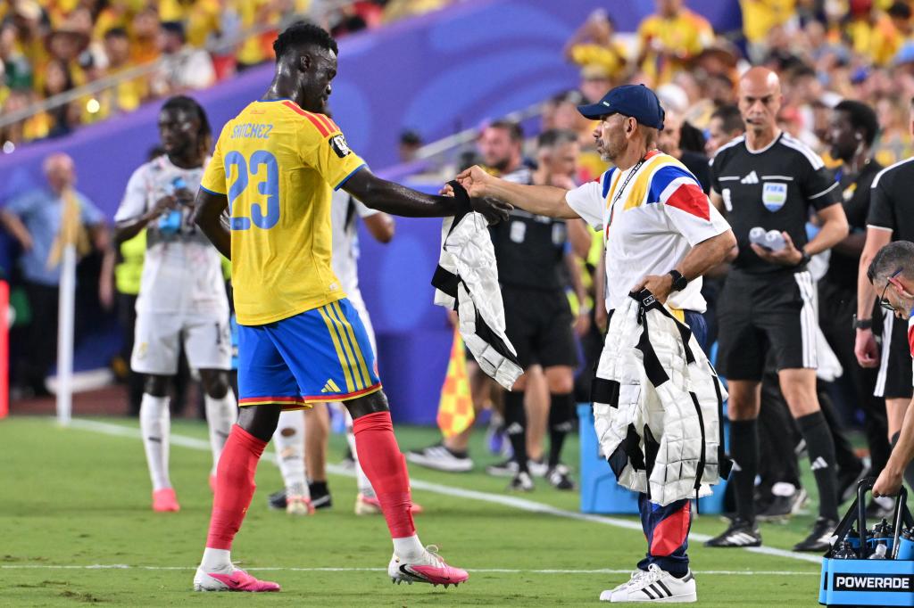 Davinson Sánchez, de Colombia, en una pausa de rehidratación