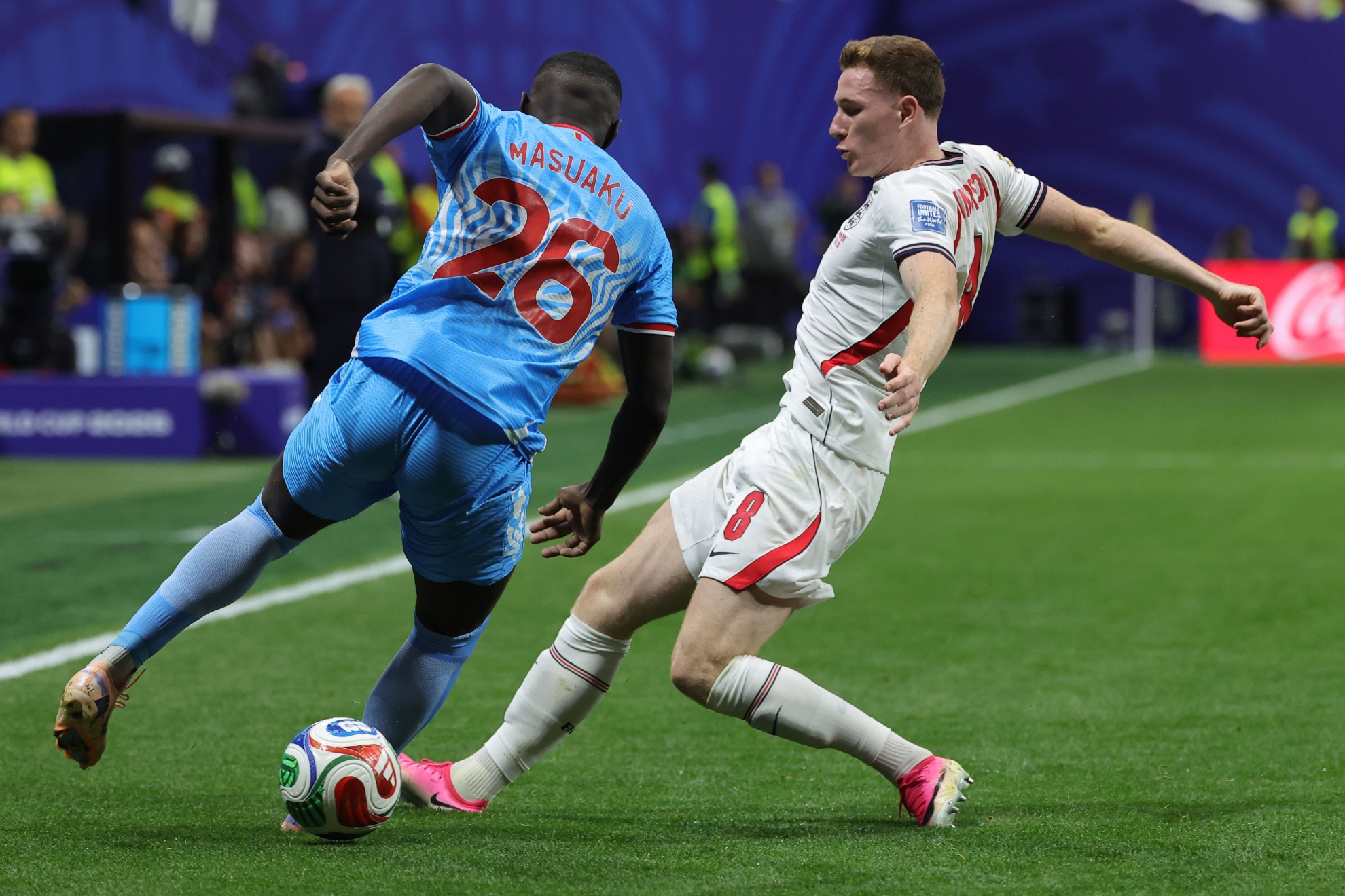 Elliot Anderson, ante un rival de RD Congo.