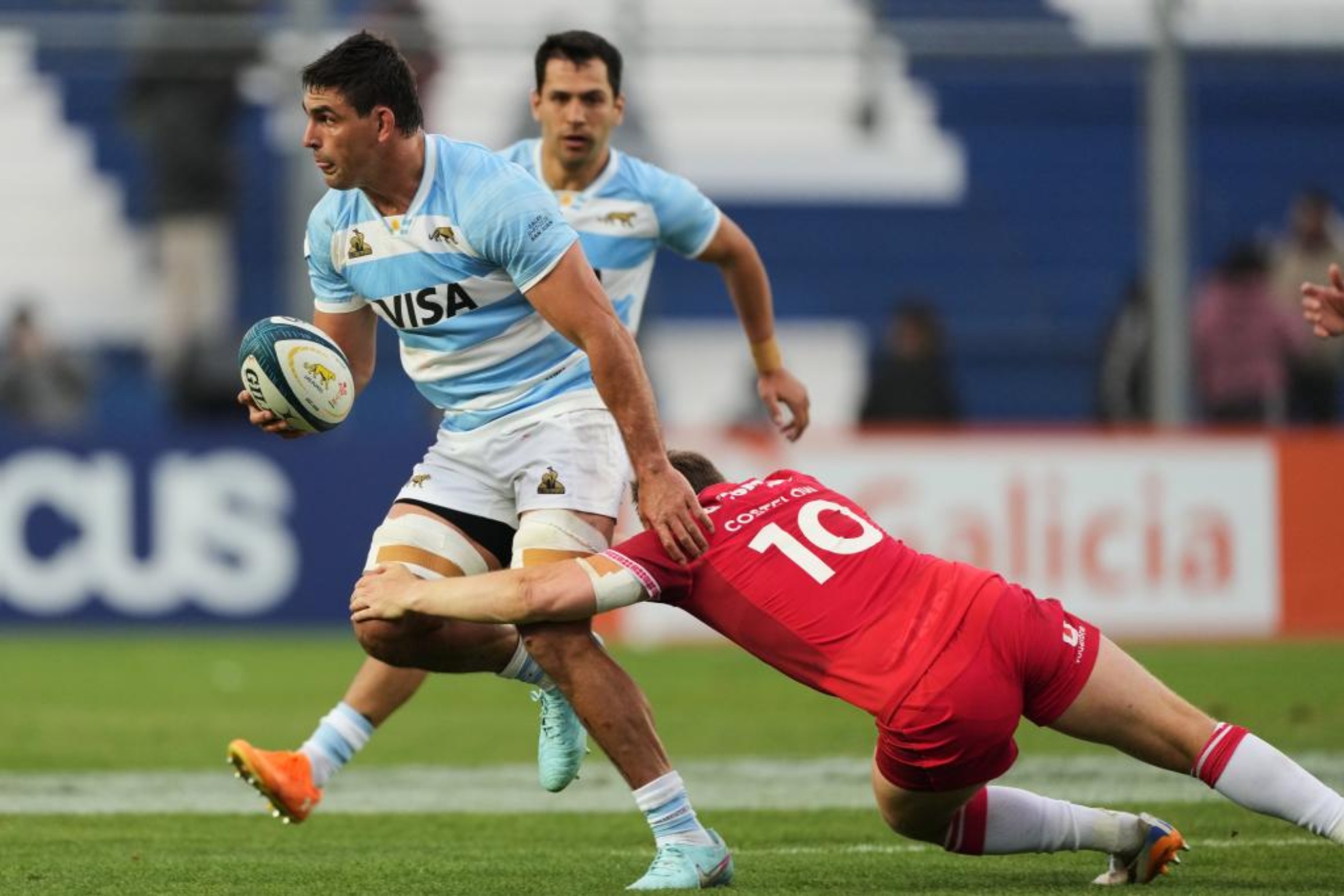 Pablo Matera, placado por Sam Costelow LAPRESSE