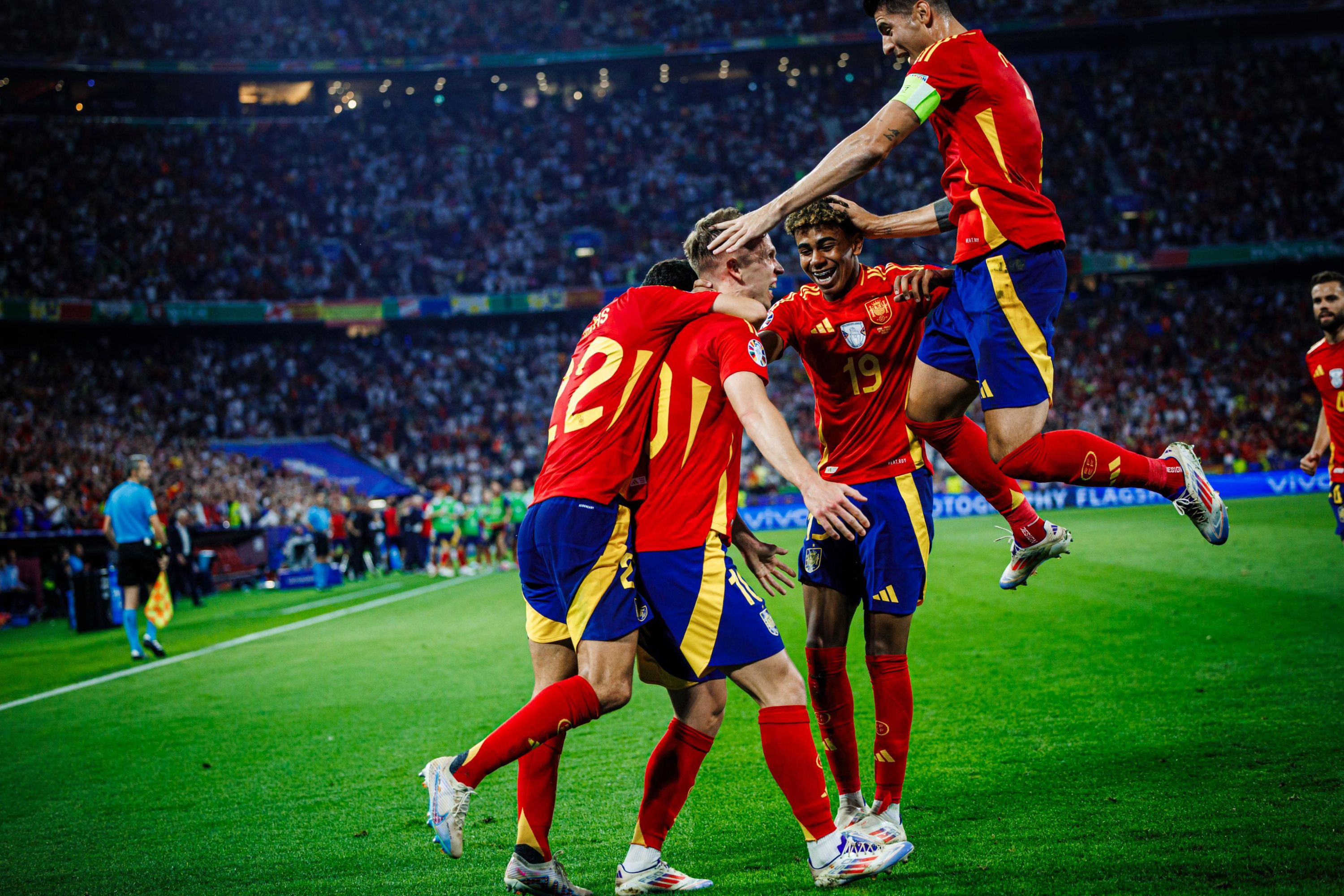 Jugadores de España celebrando el gol de Dani Olmo contra Francia en la Eurocopa 2024