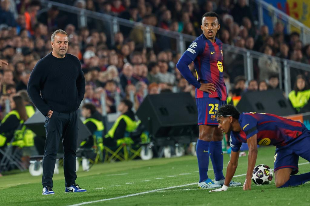 Koundé, Lamine y Flick durante un partido del Barcelona.