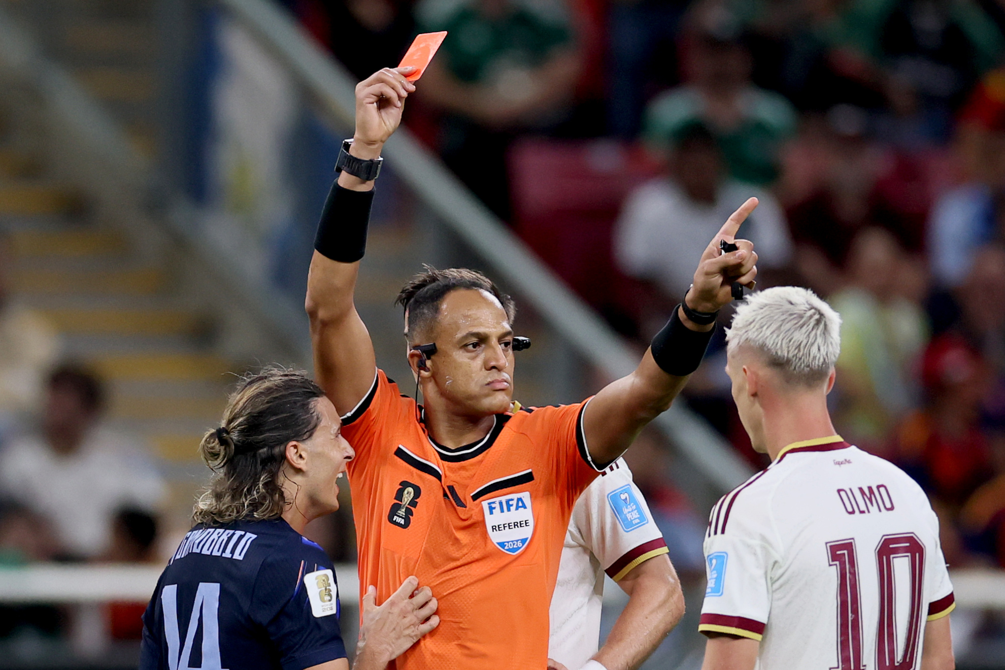 Ismail Elfath muestra la tarjeta roja a Canobbio en el Uruguay-España.