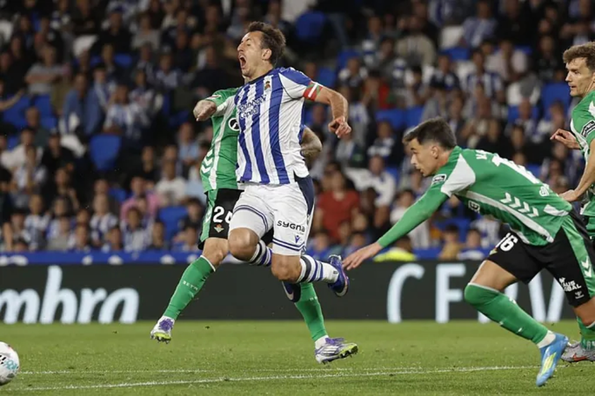 Oyarzabal se duele de una entrada de un jugador del Betis, en la última visita al Villamarín.