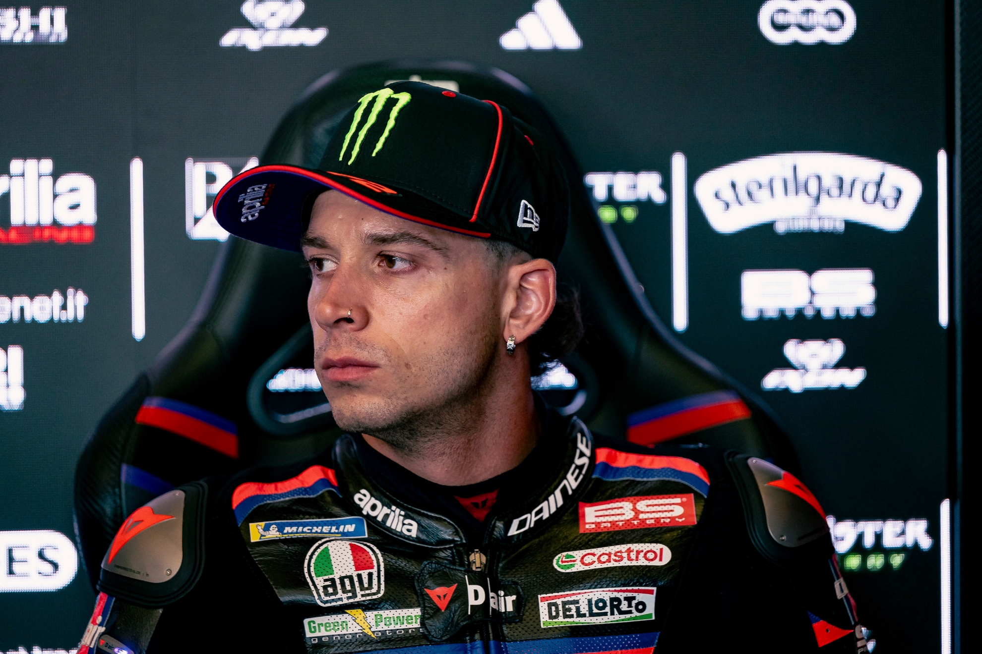 Marco Bezzecchi, con gesto serio, en Sachsenring.