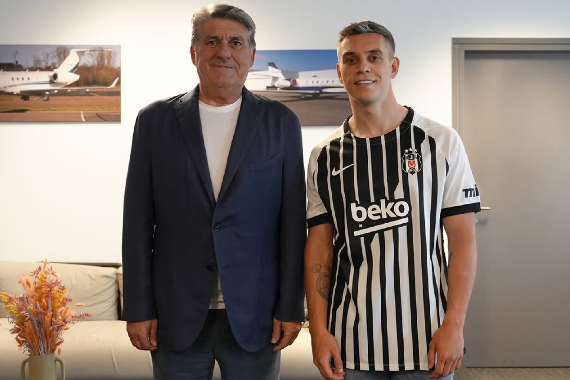 Leandro Trossard posa con la camiseta del Besiktas.