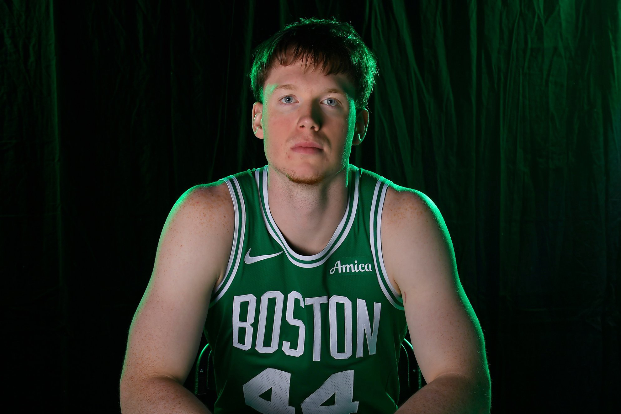 Max Shulga posa con la camiseta de los Celtics. Boston Celtics.