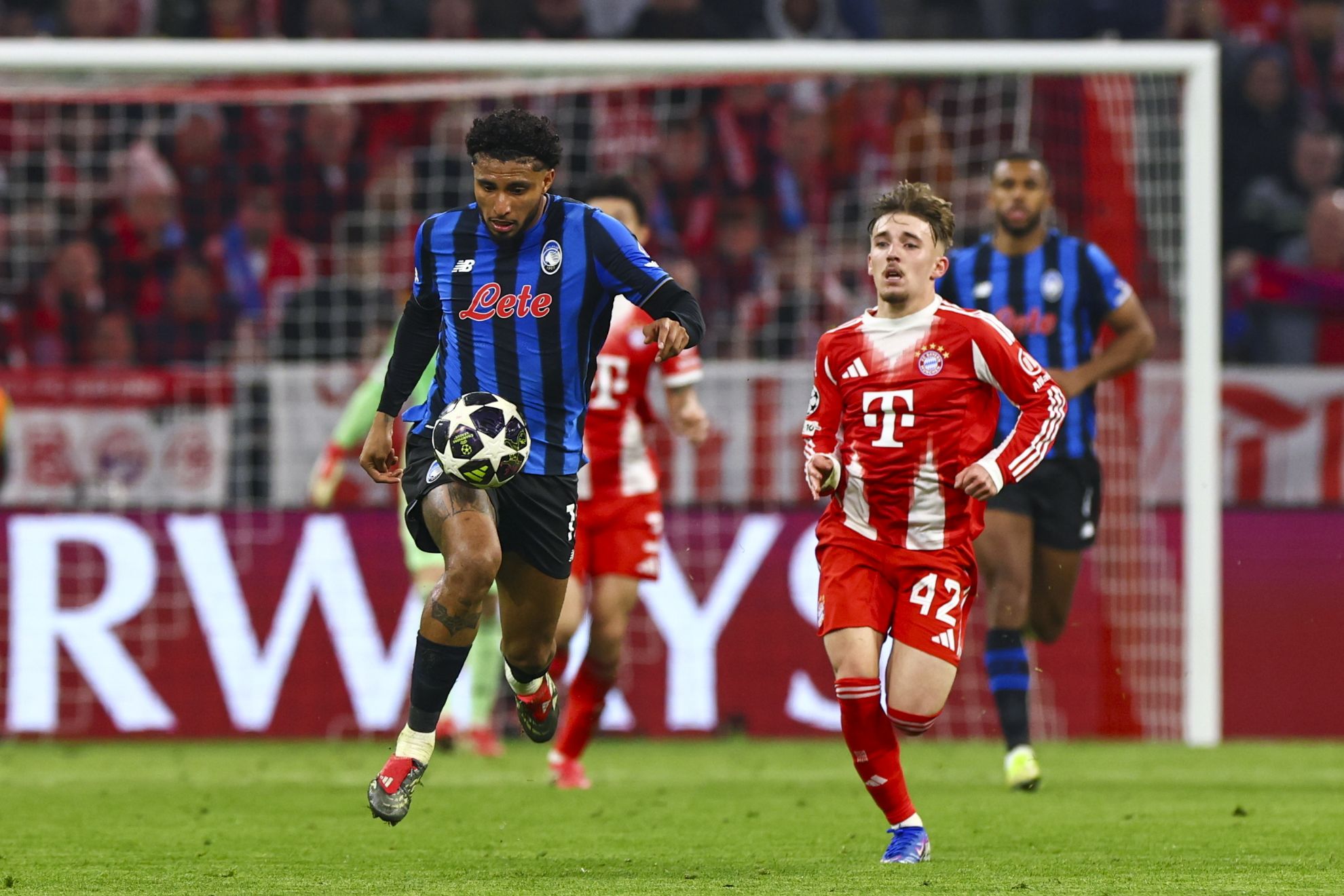Éderson supera Lennart Karl con la palla
