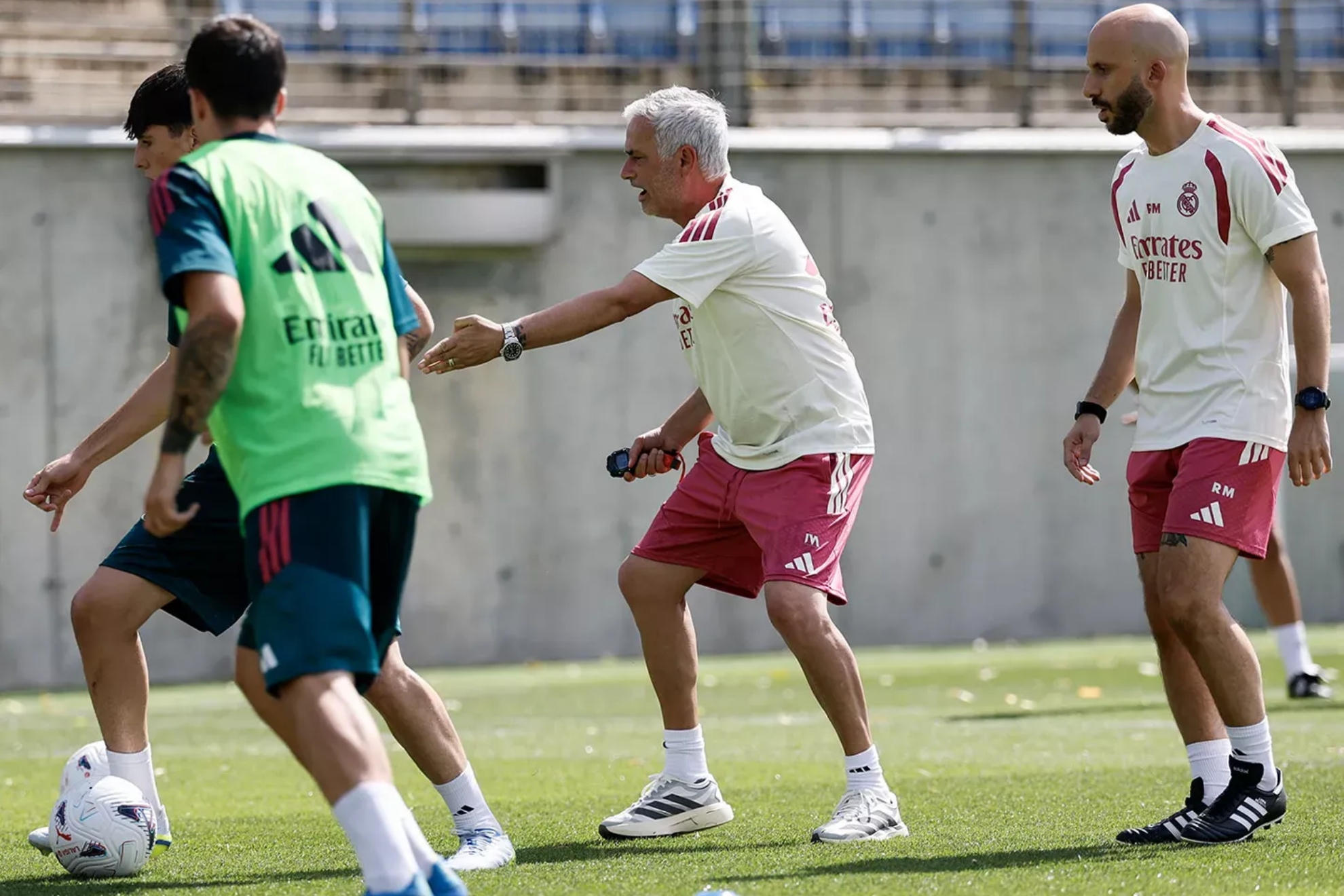 Mourinho dirigiendo uno de los ejercicios en la sesión de tarde.