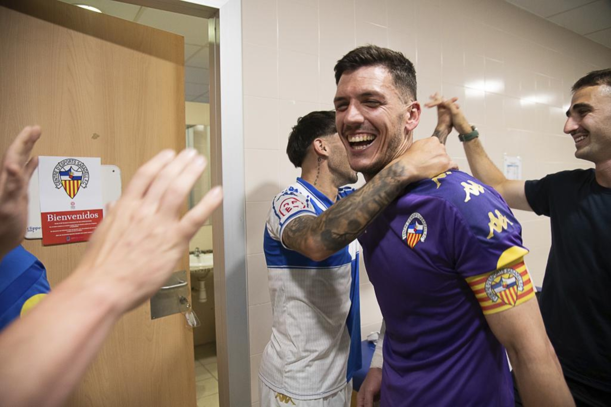 José Ortega, con el brazalete, recibe el abrazo de sus compañeros tras superar el tumor y volver a jugar.