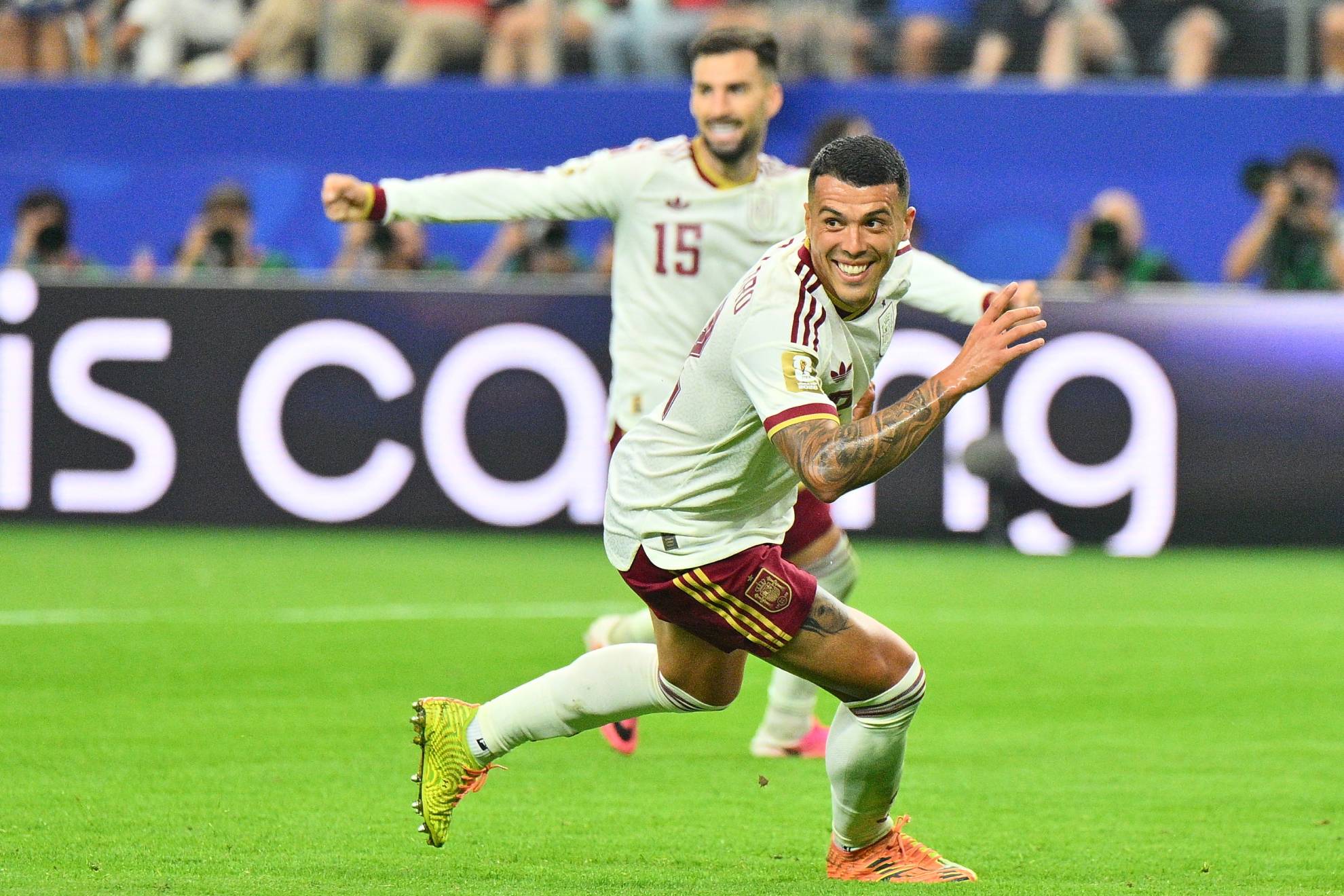 Pedro Porro celebrando el gol de España.