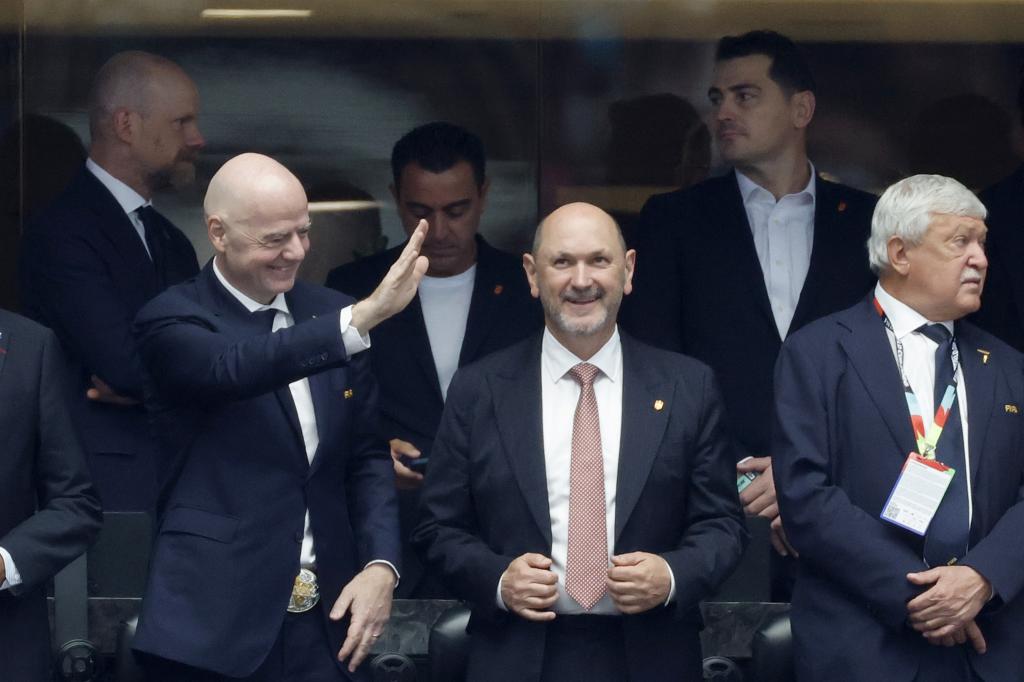 Louzán en el centro de la imagen junto a Infantino, presidente de la FIFA.