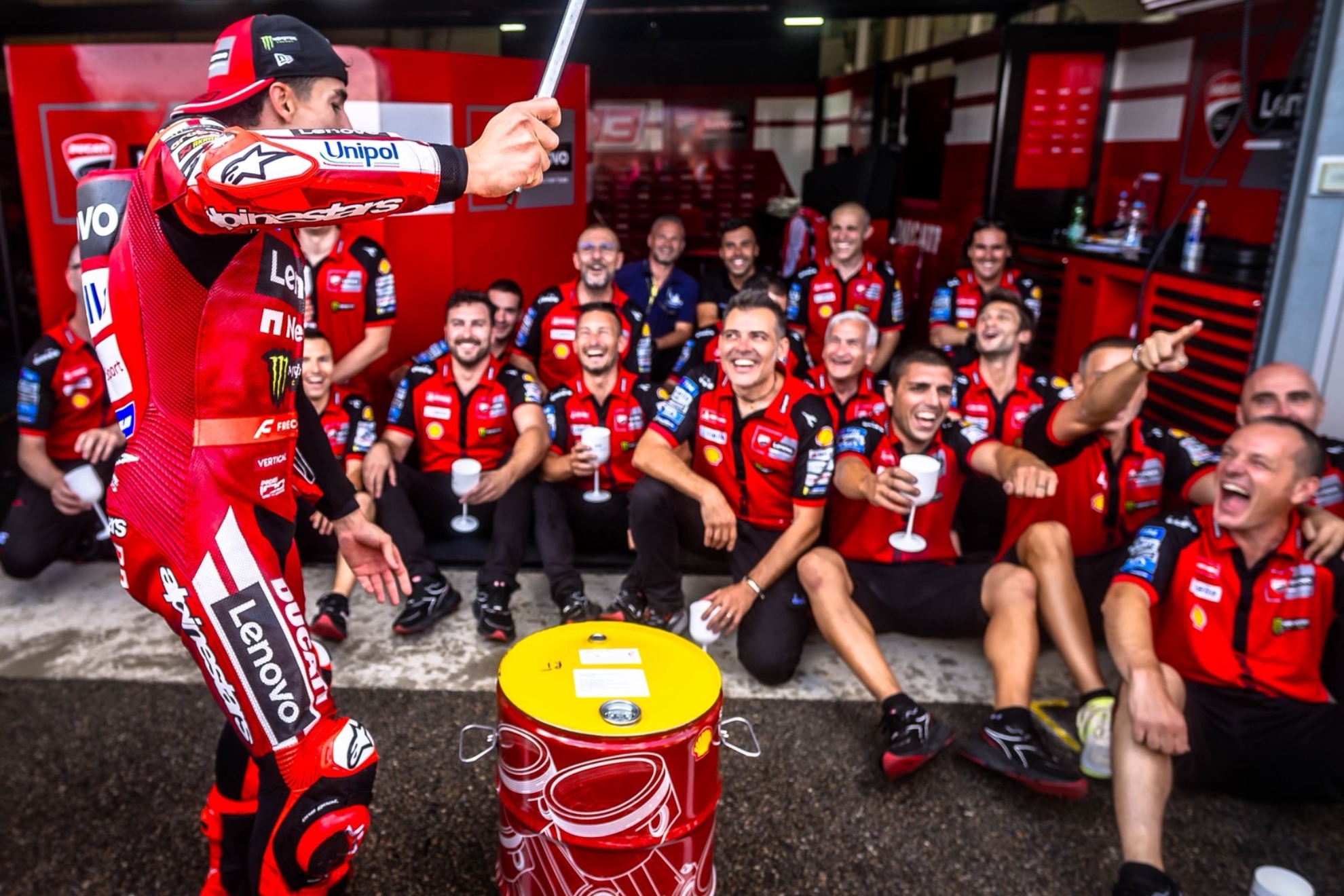 Márquez, con el tambor y su equipo Ducati.