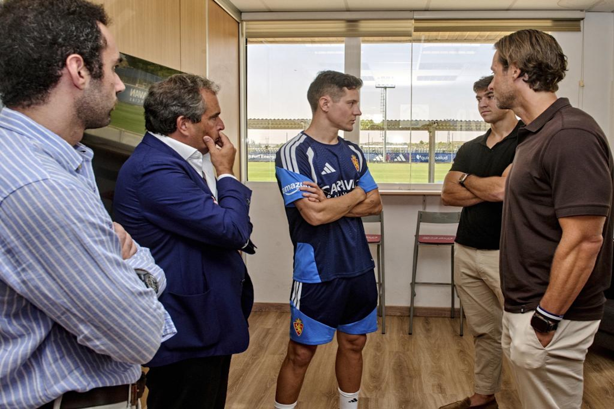 Ander Herrera dialoga con los nuevos dueños del Zaragoza del grupo A.gain ante Juán Forcén.