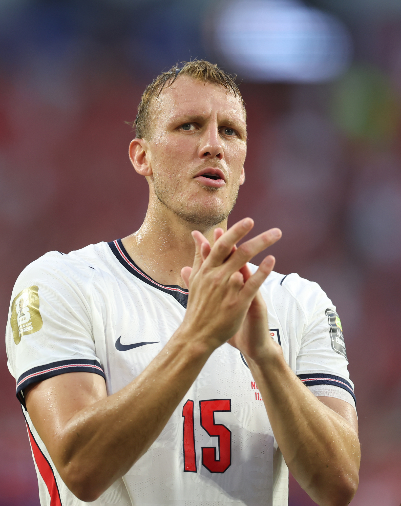 Dan Burn, aplaudiendo tras el duelo contra Noruega