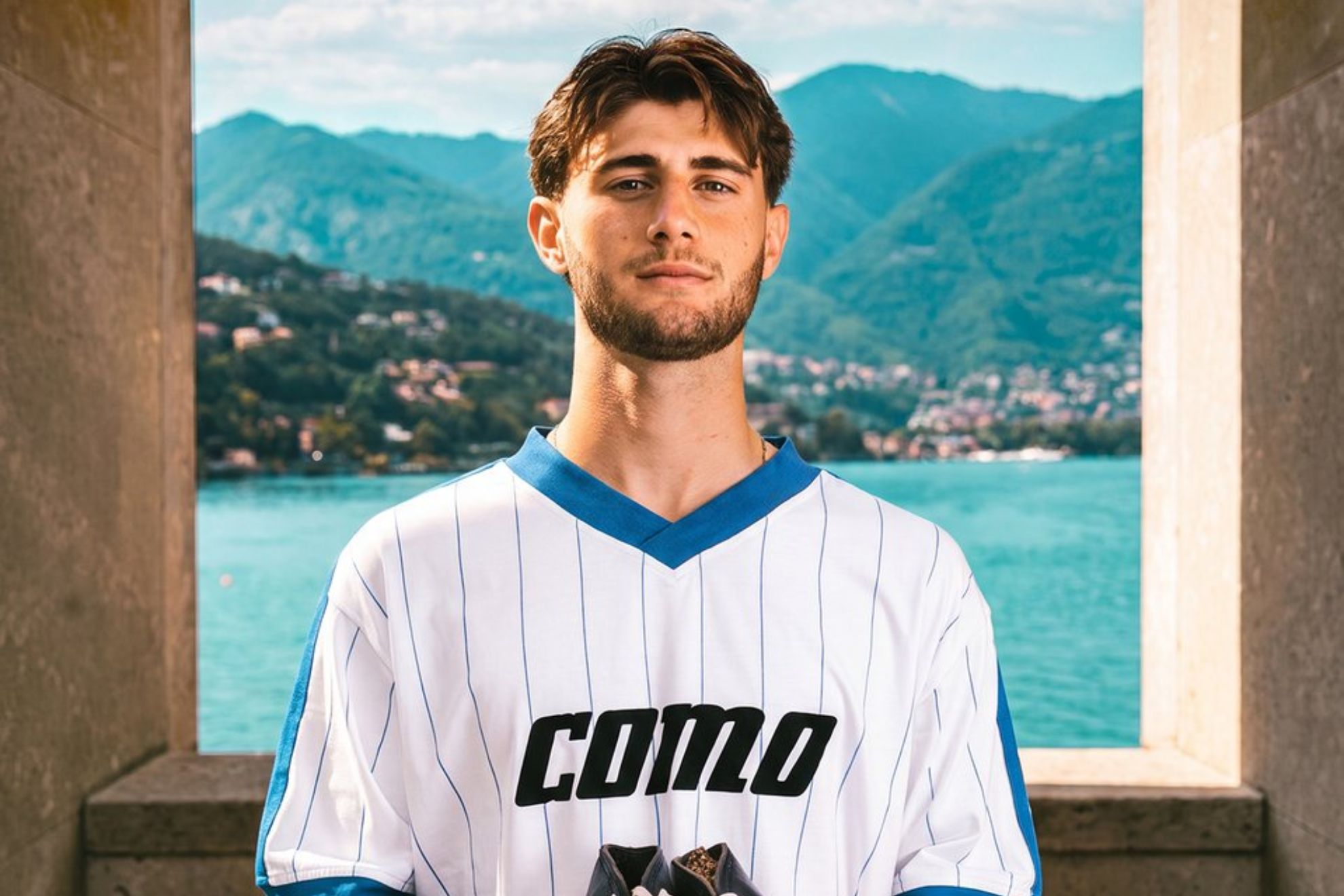 Mattia Liberali posa con los colores del Como COMO 1907